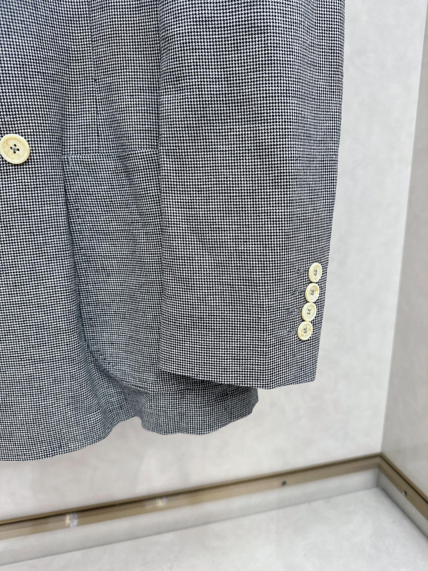   BC 25SS新款海报款灰色格纹🍒这款采用70%天丝 30%亚麻混纺面料威尔士格纹面料制作而成，这套