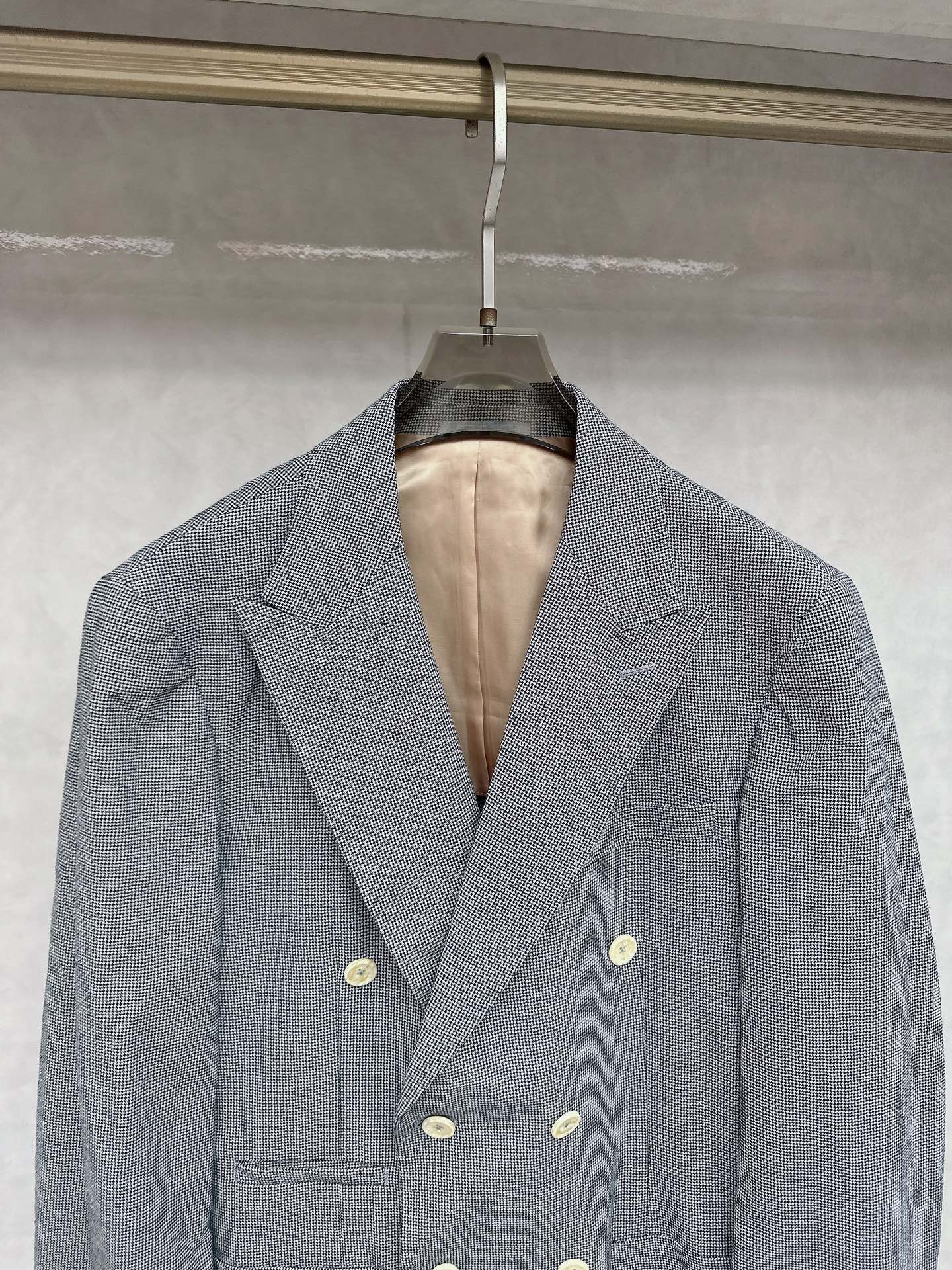   BC 25SS新款海报款灰色格纹🍒这款采用70%天丝 30%亚麻混纺面料威尔士格纹面料制作而成，这套