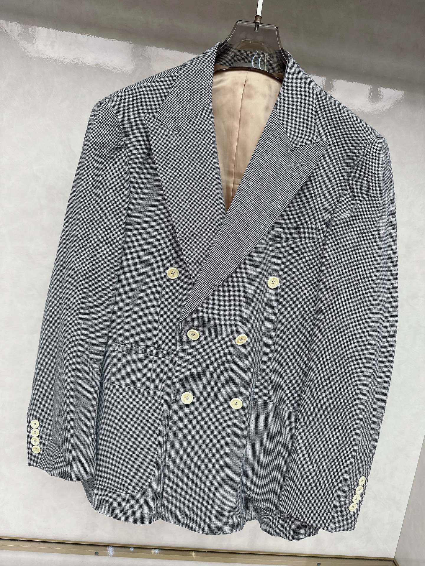   BC 25SS新款海报款灰色格纹🍒这款采用70%天丝 30%亚麻混纺面料威尔士格纹面料制作而成，这套