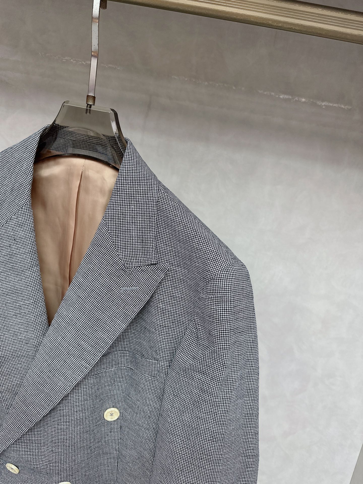   BC 25SS新款海报款灰色格纹🍒这款采用70%天丝 30%亚麻混纺面料威尔士格纹面料制作而成，这套