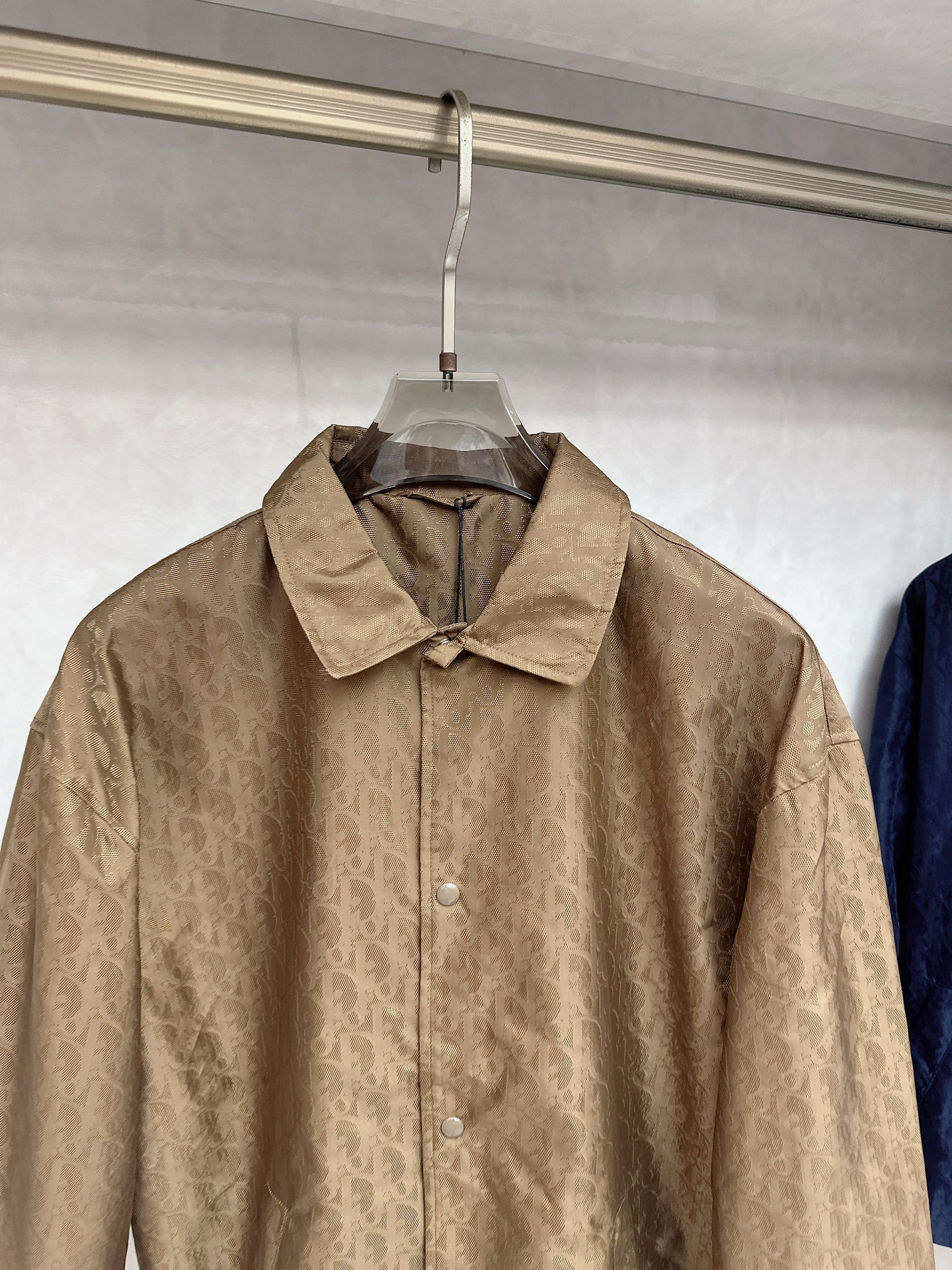   DR🔥Dior 25SS新款提花薄夹克🍒这款短夹克是二零二五新品，饰以经典Oblique 印花。采用