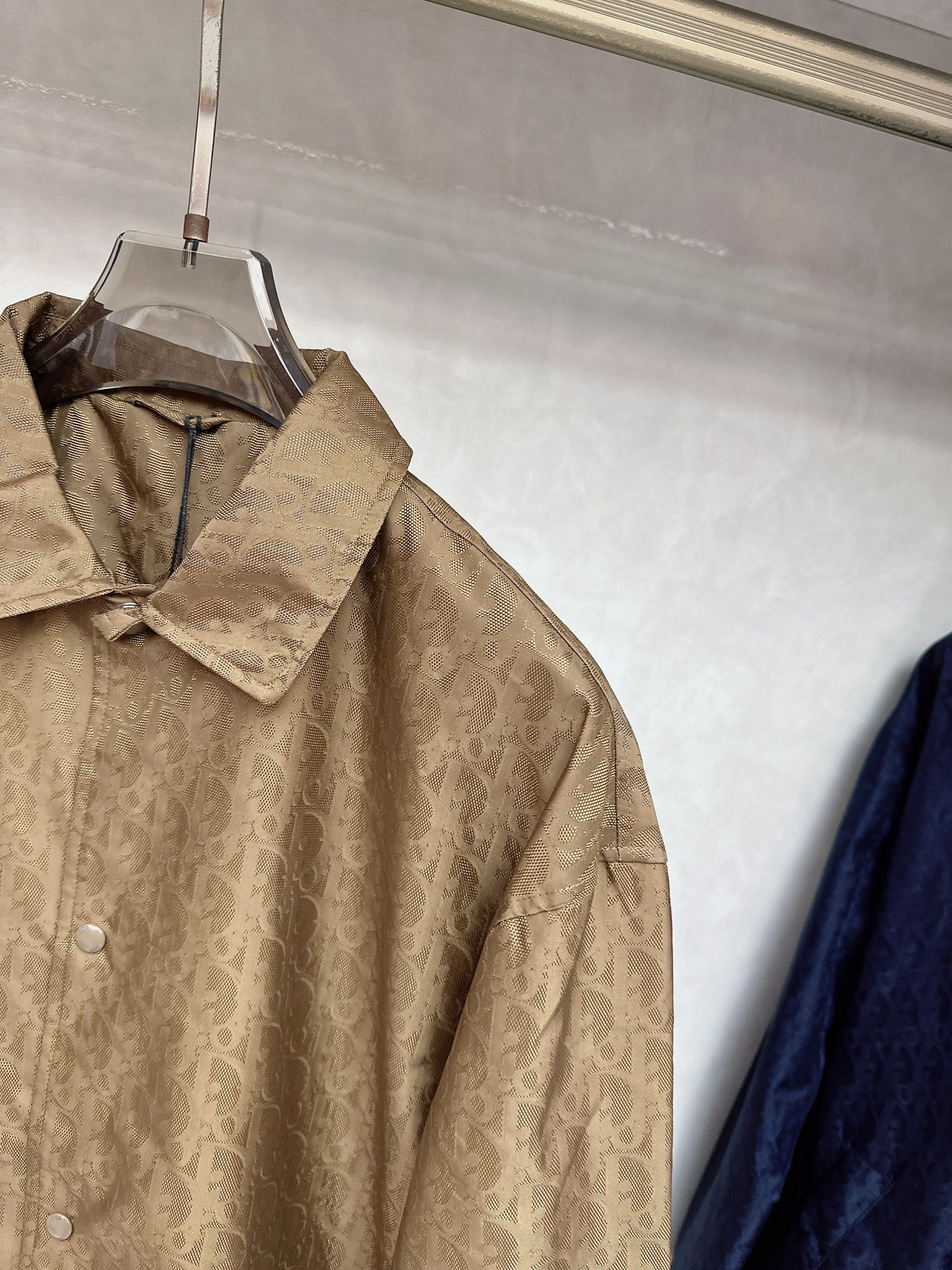   DR🔥Dior 25SS新款提花薄夹克🍒这款短夹克是二零二五新品，饰以经典Oblique 印花。采用