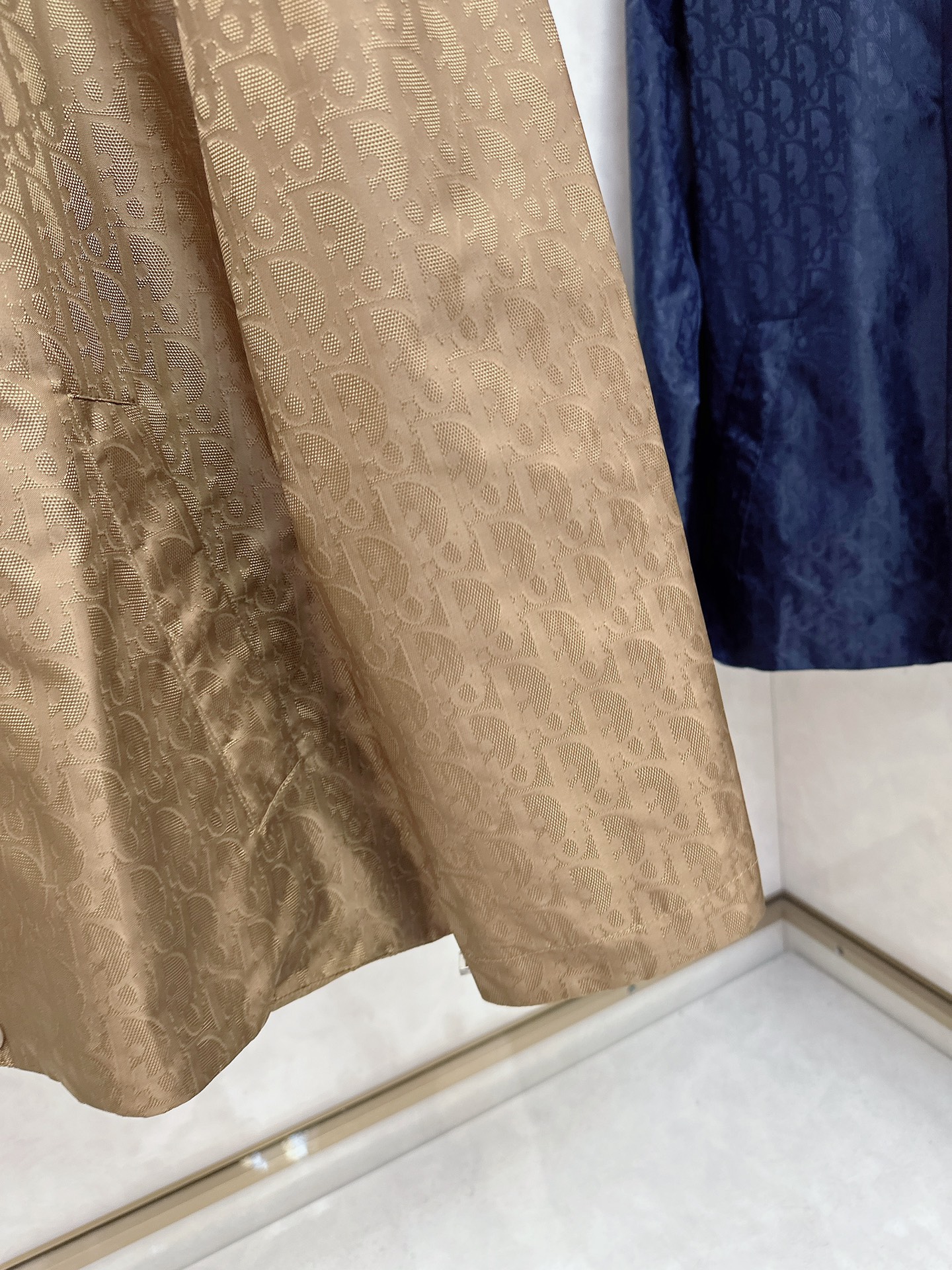   DR🔥Dior 25SS新款提花薄夹克🍒这款短夹克是二零二五新品，饰以经典Oblique 印花。采用