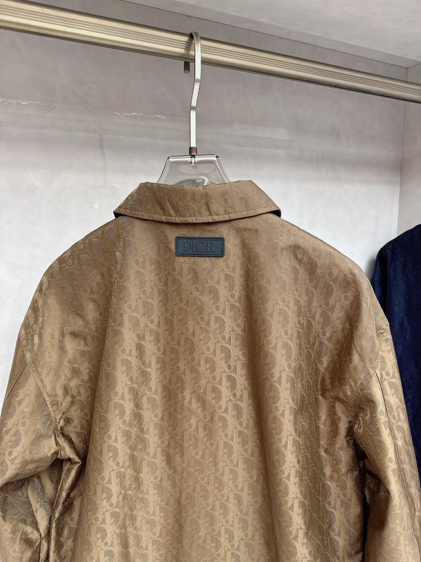   DR🔥Dior 25SS新款提花薄夹克🍒这款短夹克是二零二五新品，饰以经典Oblique 印花。采用