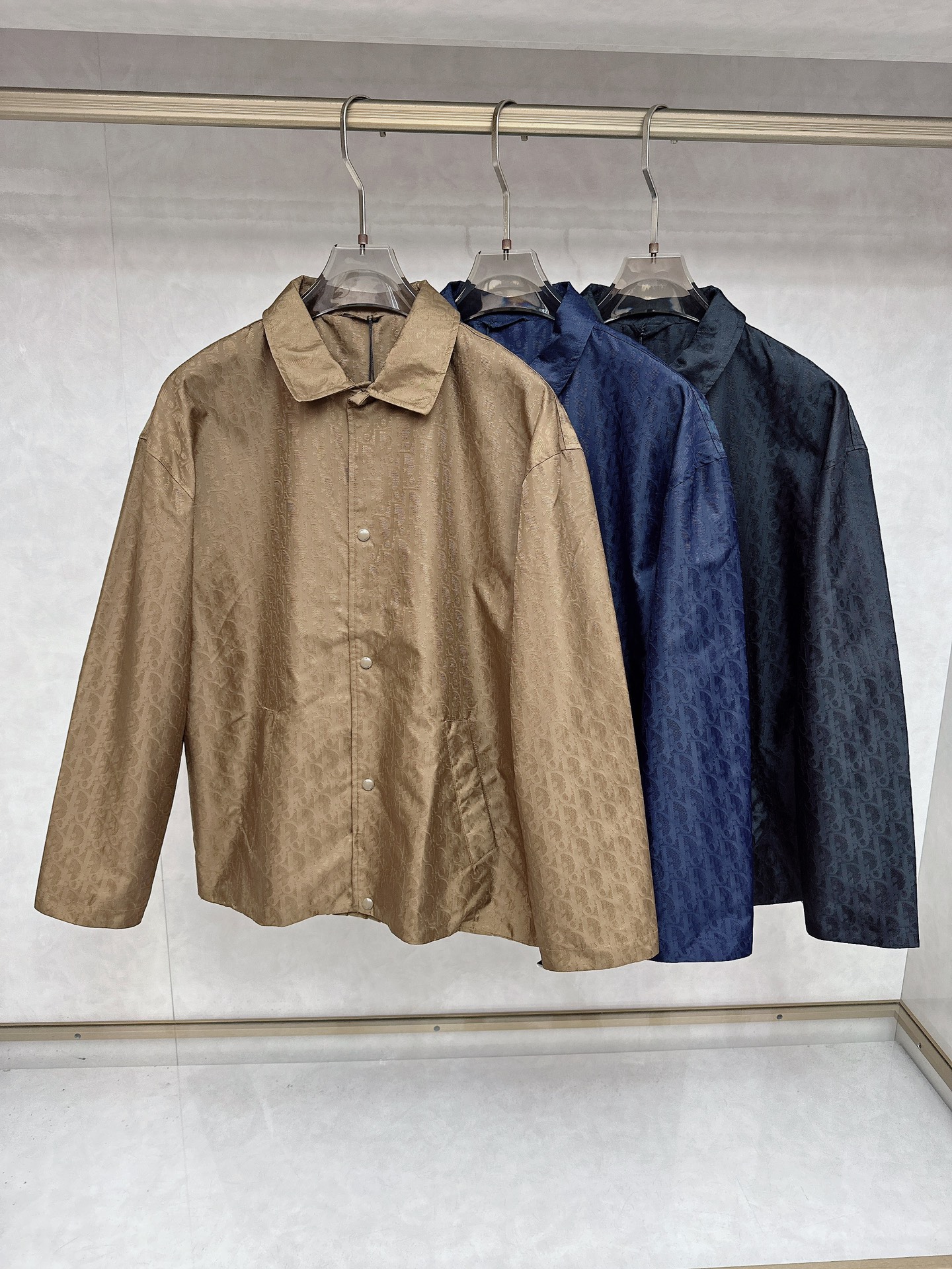   DR🔥Dior 25SS新款提花薄夹克🍒这款短夹克是二零二五新品，饰以经典Oblique 印花。采用