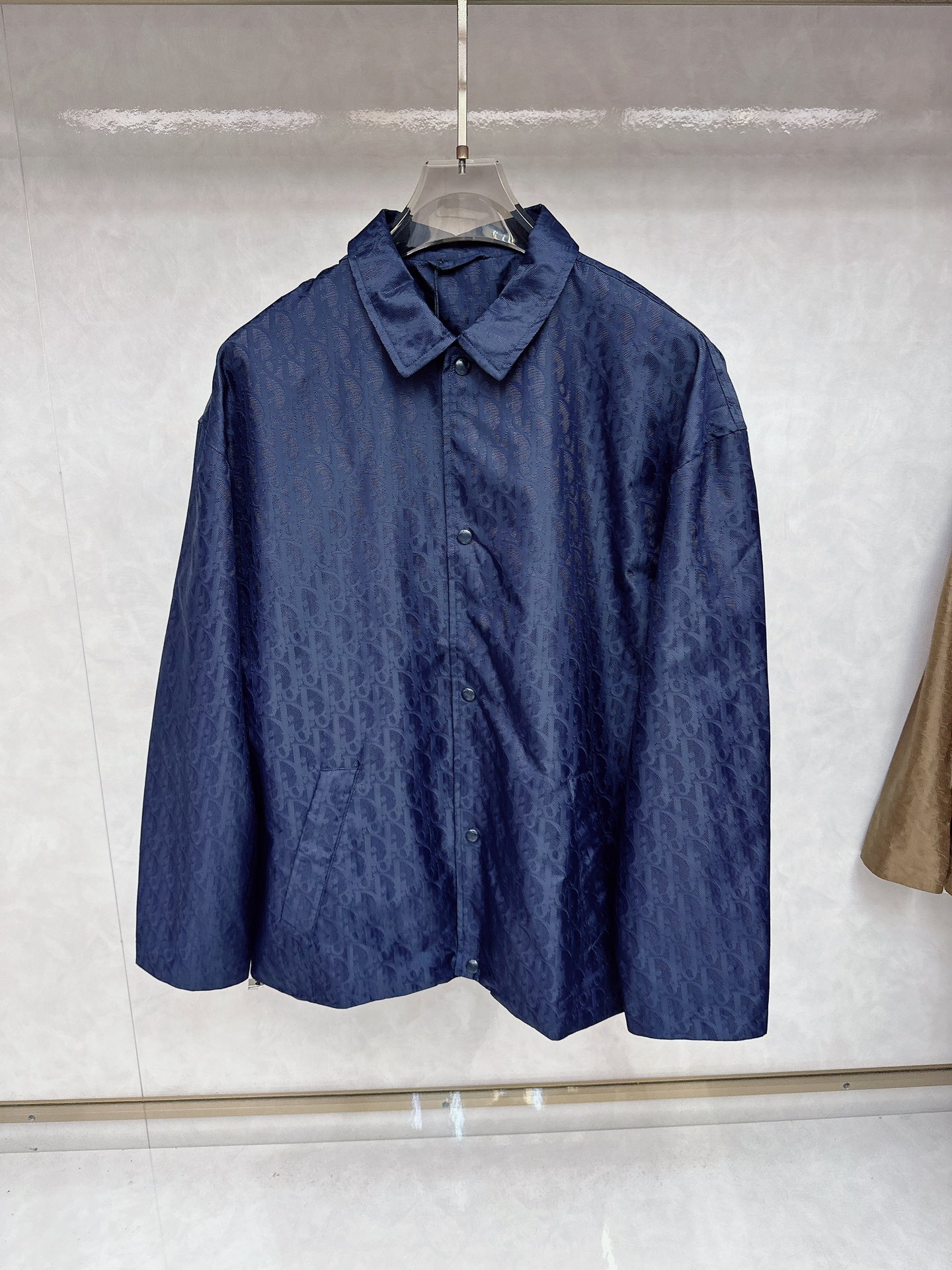   DR🔥Dior 25SS新款提花薄夹克🍒这款短夹克是二零二五新品，饰以经典Oblique 印花。采用