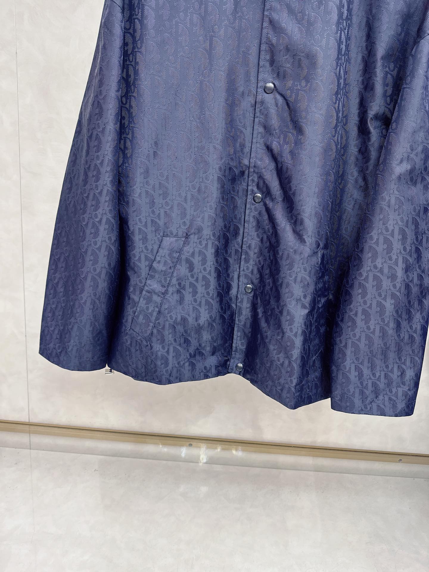   DR🔥Dior 25SS新款提花薄夹克🍒这款短夹克是二零二五新品，饰以经典Oblique 印花。采用