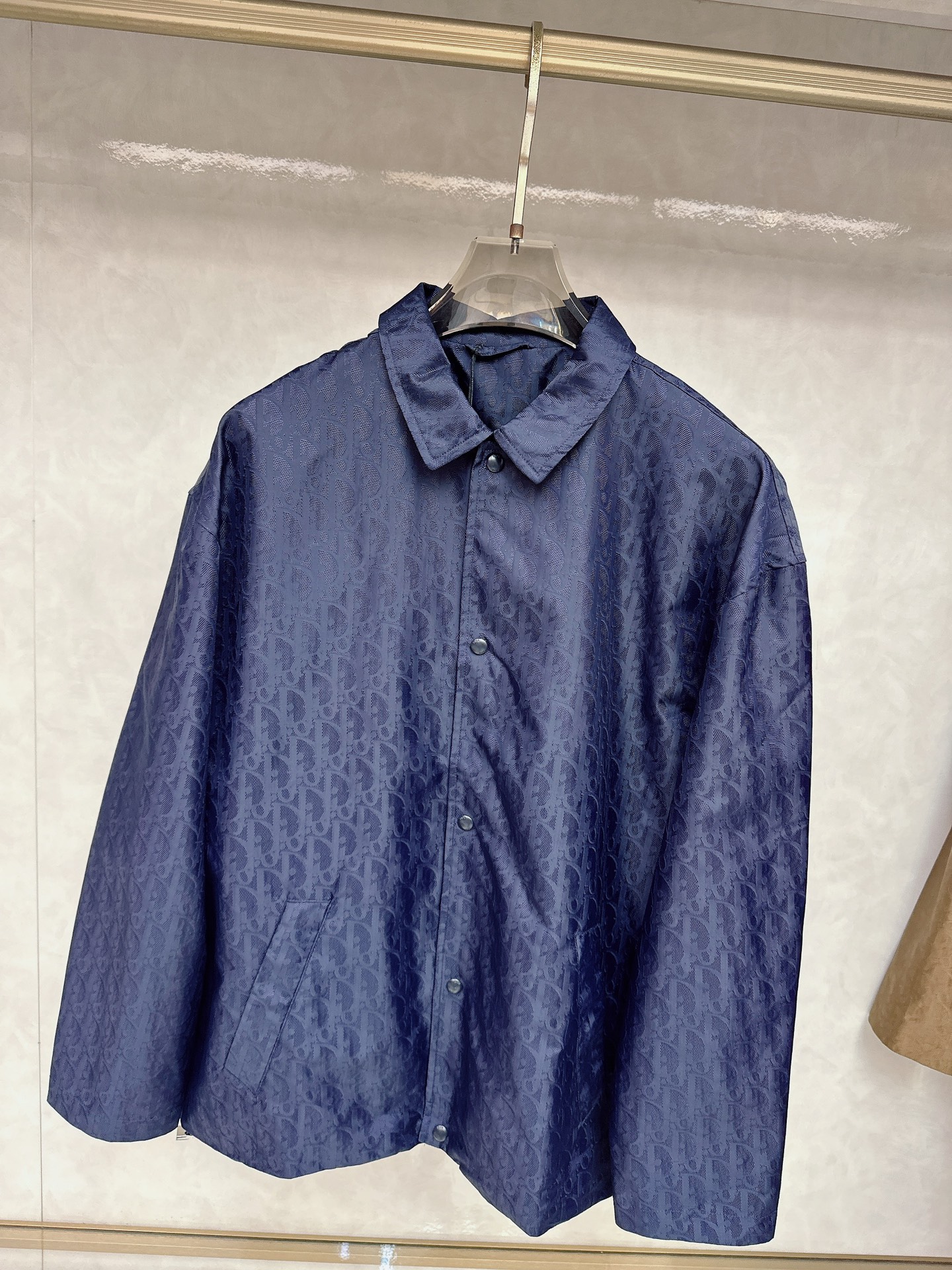   DR🔥Dior 25SS新款提花薄夹克🍒这款短夹克是二零二五新品，饰以经典Oblique 印花。采用