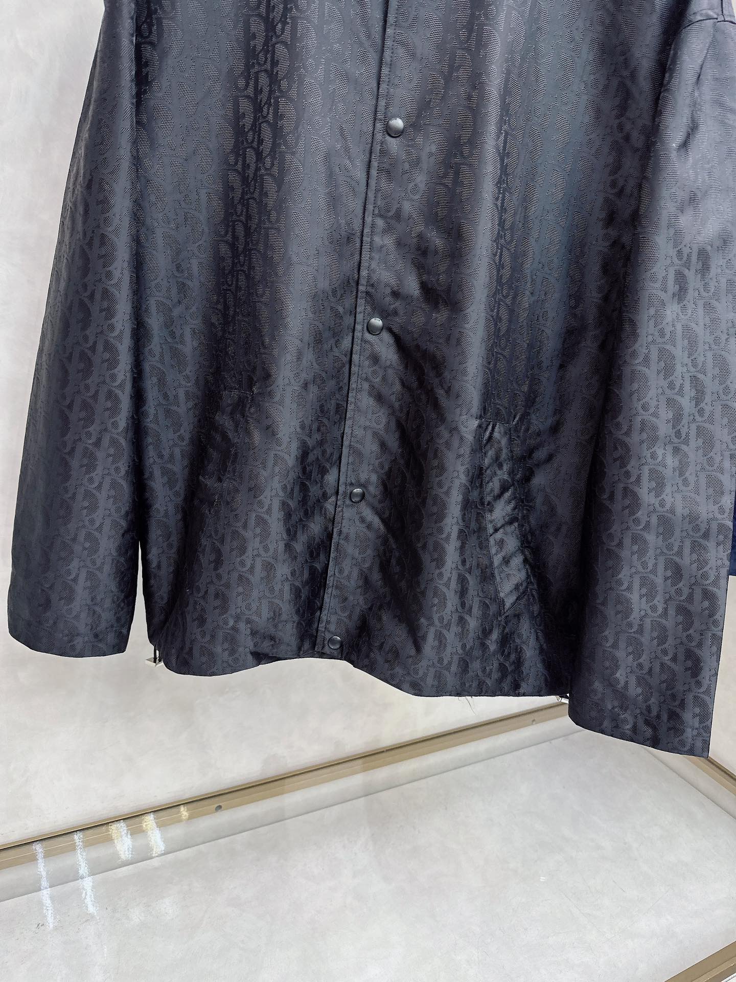   DR🔥Dior 25SS新款提花薄夹克🍒这款短夹克是二零二五新品，饰以经典Oblique 印花。采用