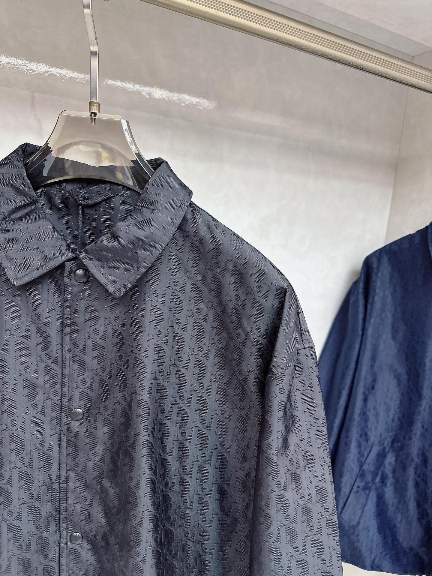   DR🔥Dior 25SS新款提花薄夹克🍒这款短夹克是二零二五新品，饰以经典Oblique 印花。采用