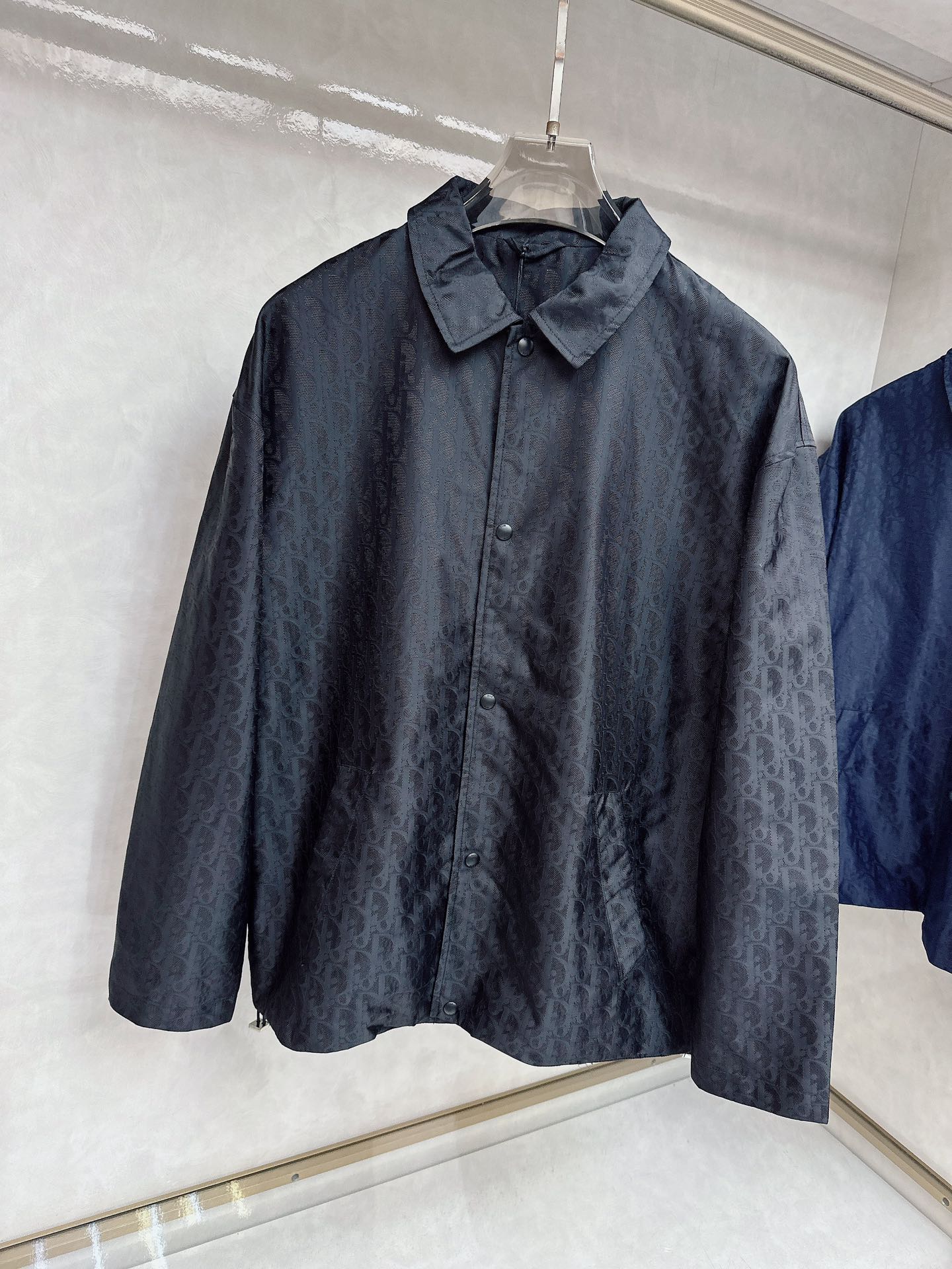   DR🔥Dior 25SS新款提花薄夹克🍒这款短夹克是二零二五新品，饰以经典Oblique 印花。采用