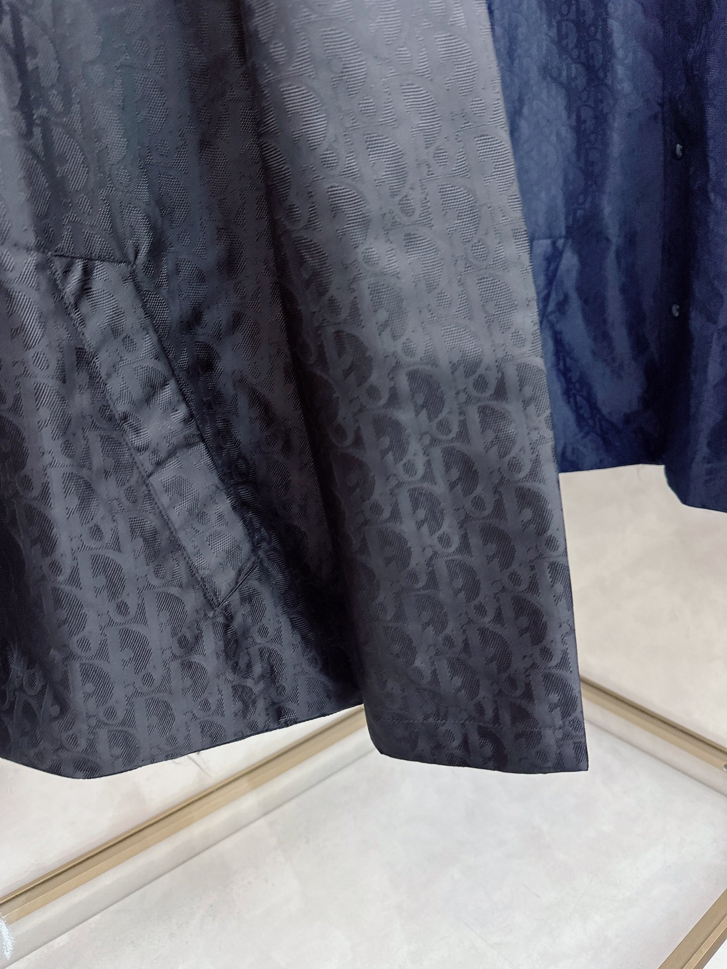   DR🔥Dior 25SS新款提花薄夹克🍒这款短夹克是二零二五新品，饰以经典Oblique 印花。采用