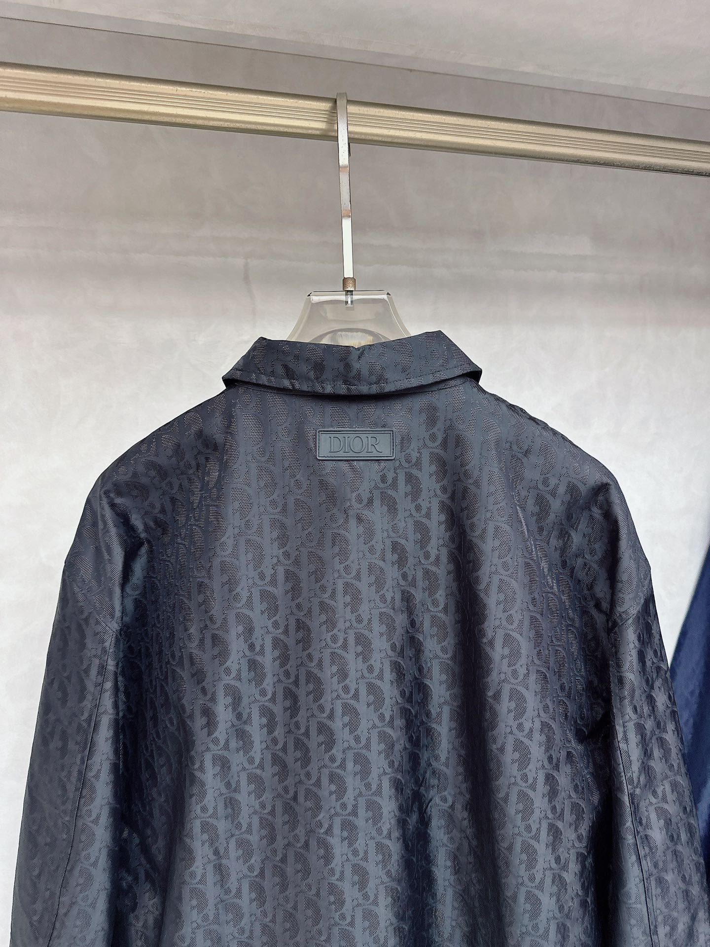   DR🔥Dior 25SS新款提花薄夹克🍒这款短夹克是二零二五新品，饰以经典Oblique 印花。采用