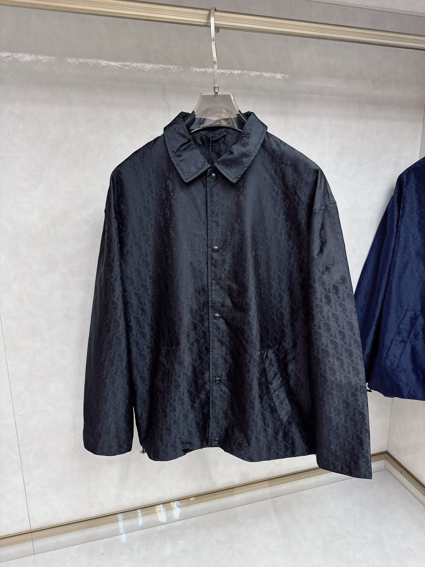   DR🔥Dior 25SS新款提花薄夹克🍒这款短夹克是二零二五新品，饰以经典Oblique 印花。采用