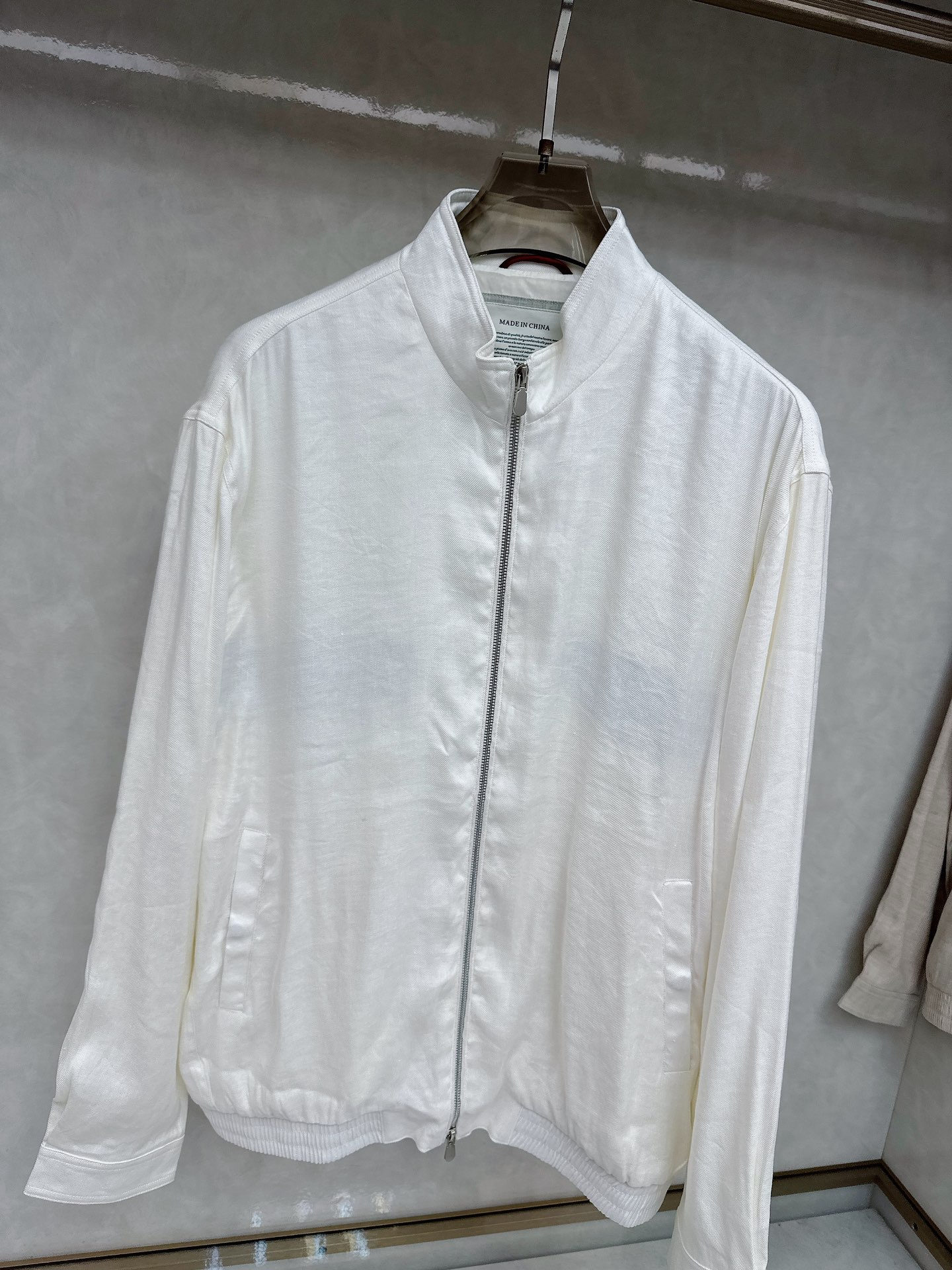  BC 25SS新款棱纹飞行员夹克，这款采用亚麻混纺斜棱纹面料制作的飞行员夹克，将休闲运动风格的廓形与精