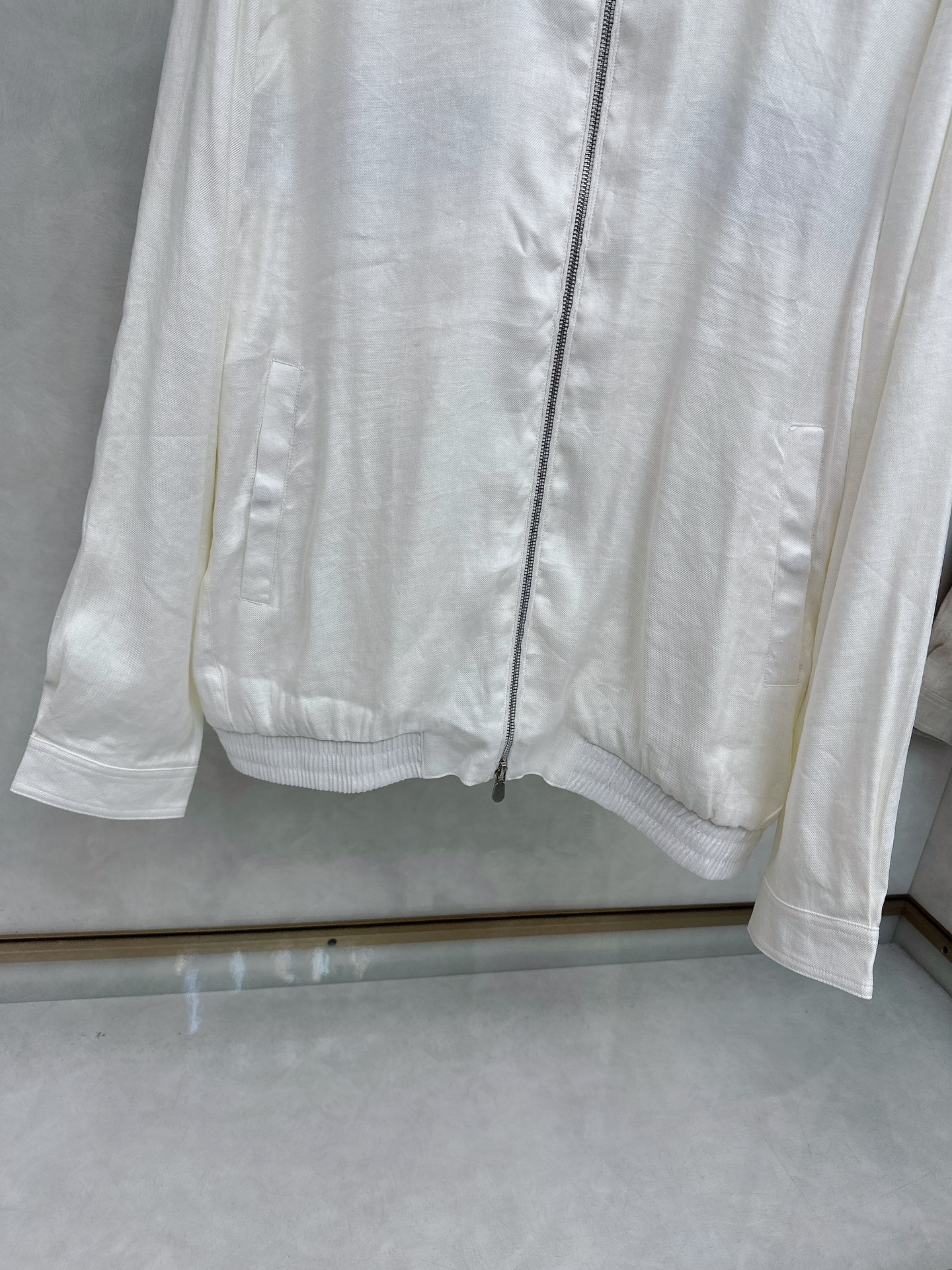  BC 25SS新款棱纹飞行员夹克，这款采用亚麻混纺斜棱纹面料制作的飞行员夹克，将休闲运动风格的廓形与精