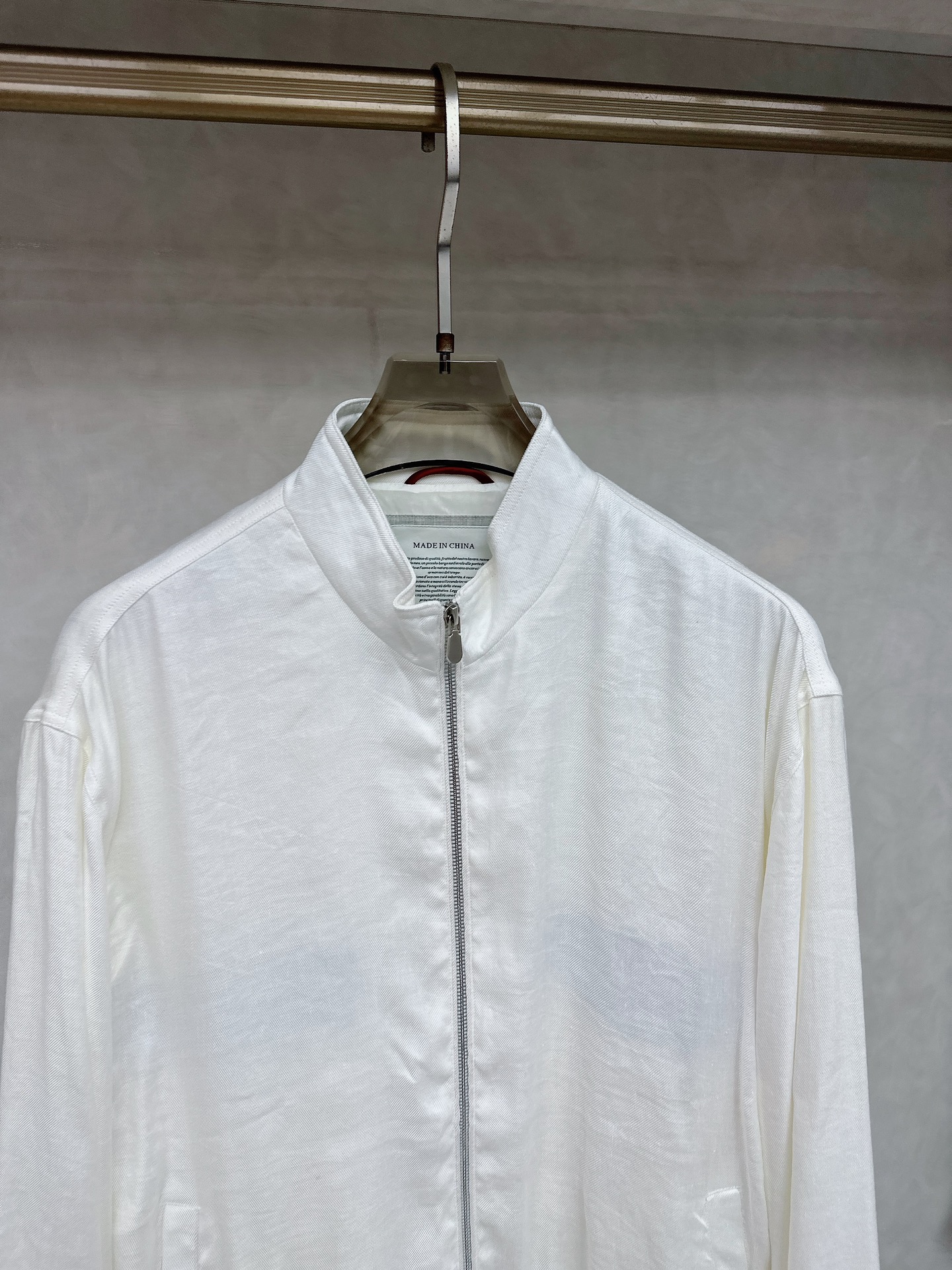  BC 25SS新款棱纹飞行员夹克，这款采用亚麻混纺斜棱纹面料制作的飞行员夹克，将休闲运动风格的廓形与精