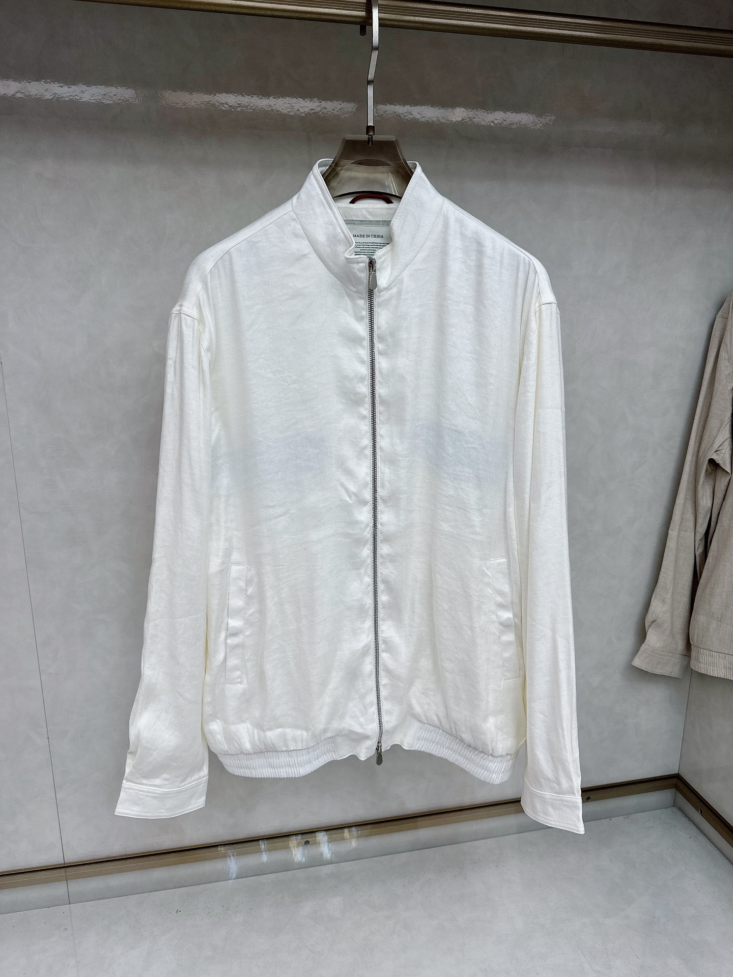  BC 25SS新款棱纹飞行员夹克，这款采用亚麻混纺斜棱纹面料制作的飞行员夹克，将休闲运动风格的廓形与精