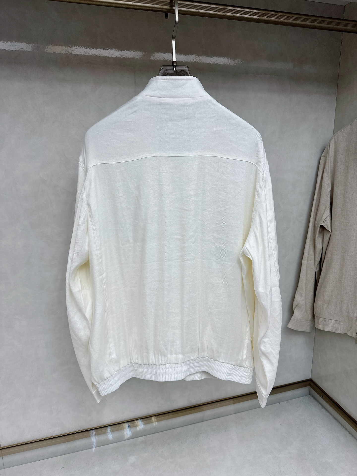  BC 25SS新款棱纹飞行员夹克，这款采用亚麻混纺斜棱纹面料制作的飞行员夹克，将休闲运动风格的廓形与精