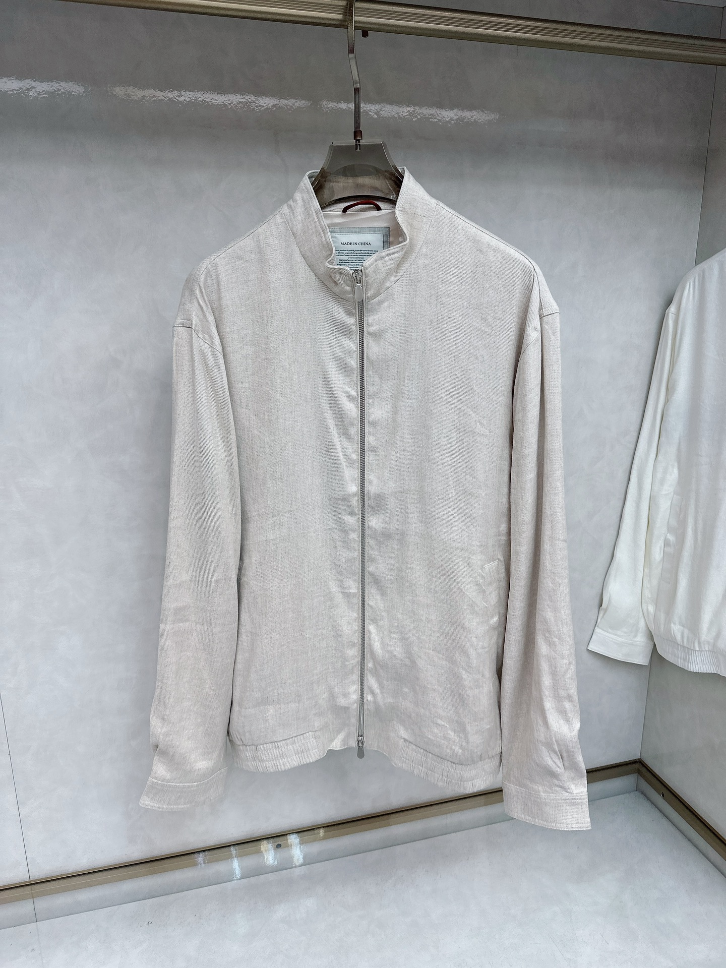  BC 25SS新款棱纹飞行员夹克，这款采用亚麻混纺斜棱纹面料制作的飞行员夹克，将休闲运动风格的廓形与精