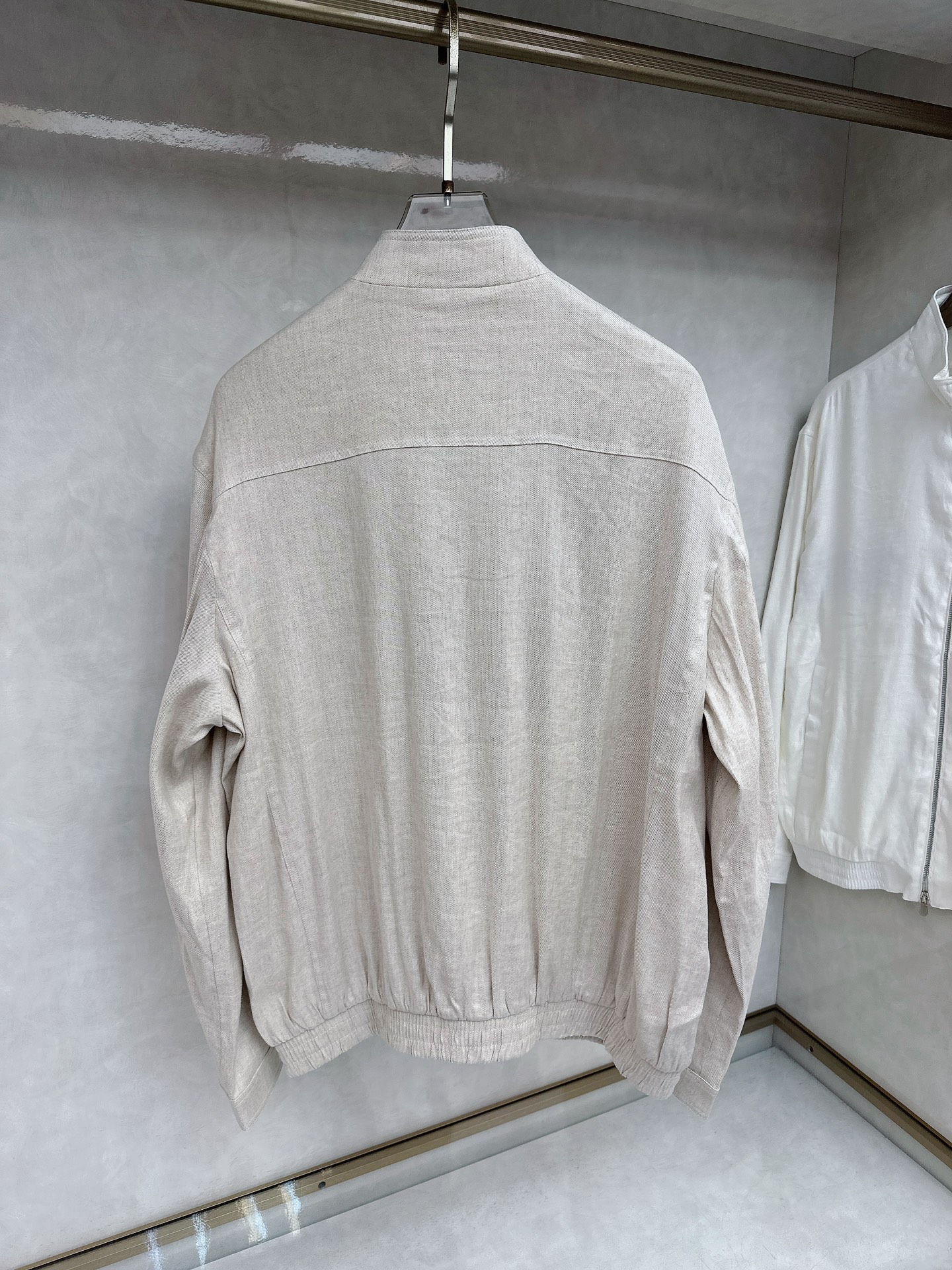  BC 25SS新款棱纹飞行员夹克，这款采用亚麻混纺斜棱纹面料制作的飞行员夹克，将休闲运动风格的廓形与精