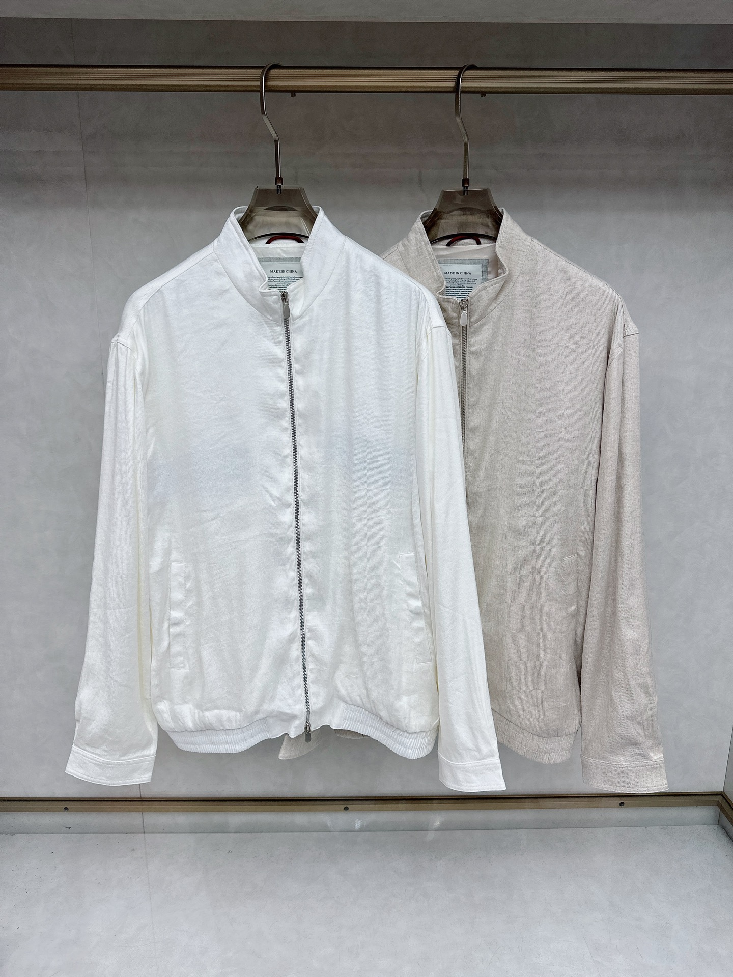  BC 25SS新款棱纹飞行员夹克，这款采用亚麻混纺斜棱纹面料制作的飞行员夹克，将休闲运动风格的廓形与精