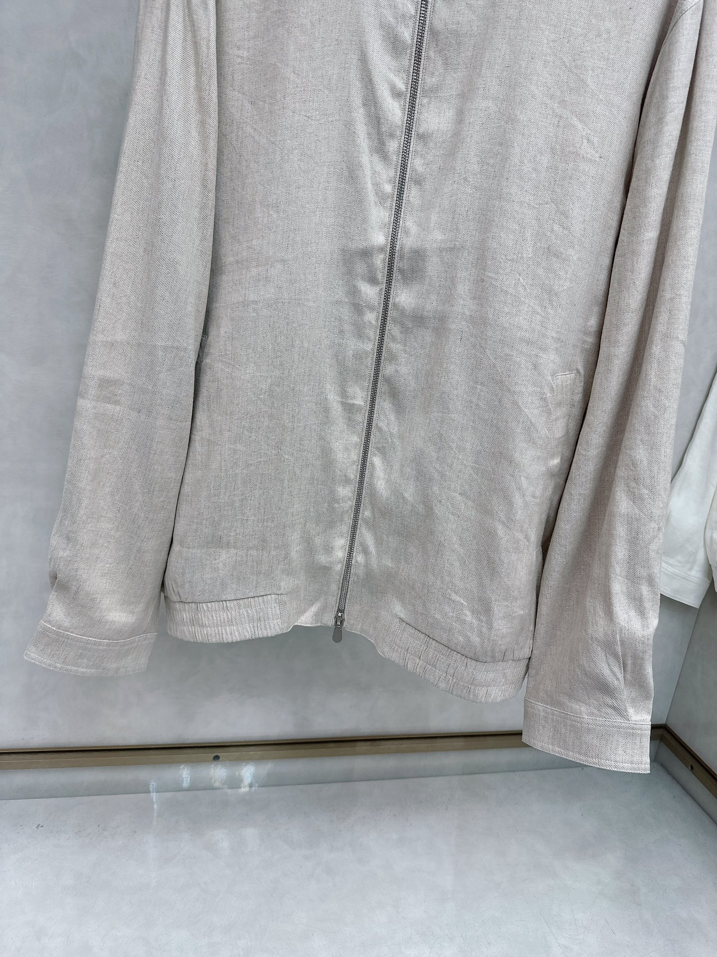  BC 25SS新款棱纹飞行员夹克，这款采用亚麻混纺斜棱纹面料制作的飞行员夹克，将休闲运动风格的廓形与精