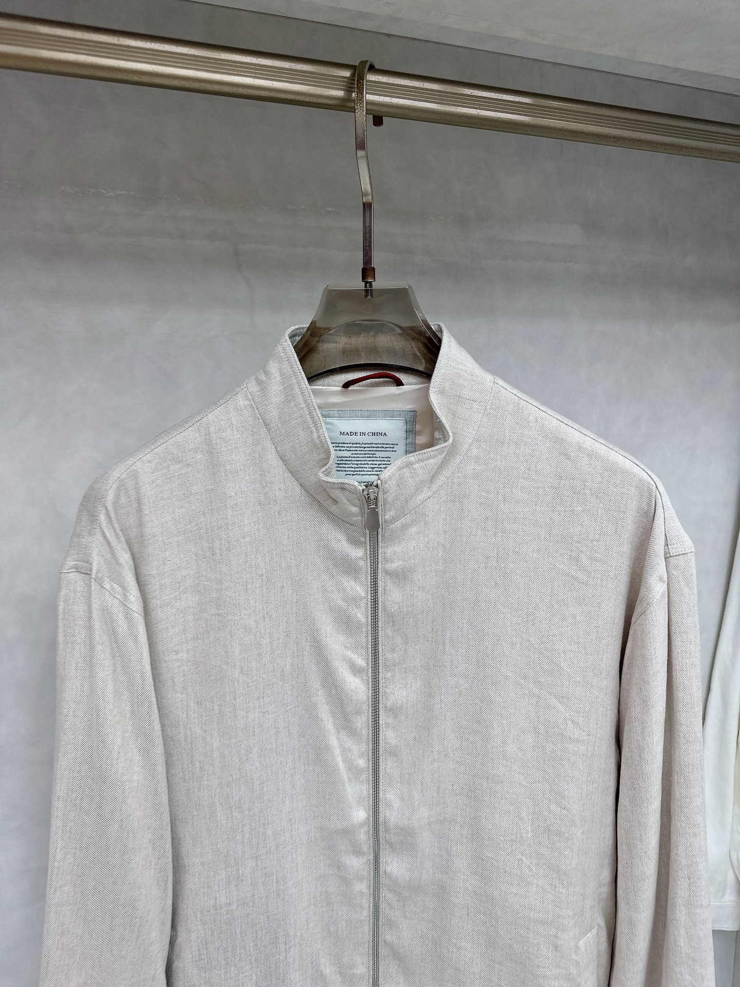  BC 25SS新款棱纹飞行员夹克，这款采用亚麻混纺斜棱纹面料制作的飞行员夹克，将休闲运动风格的廓形与精