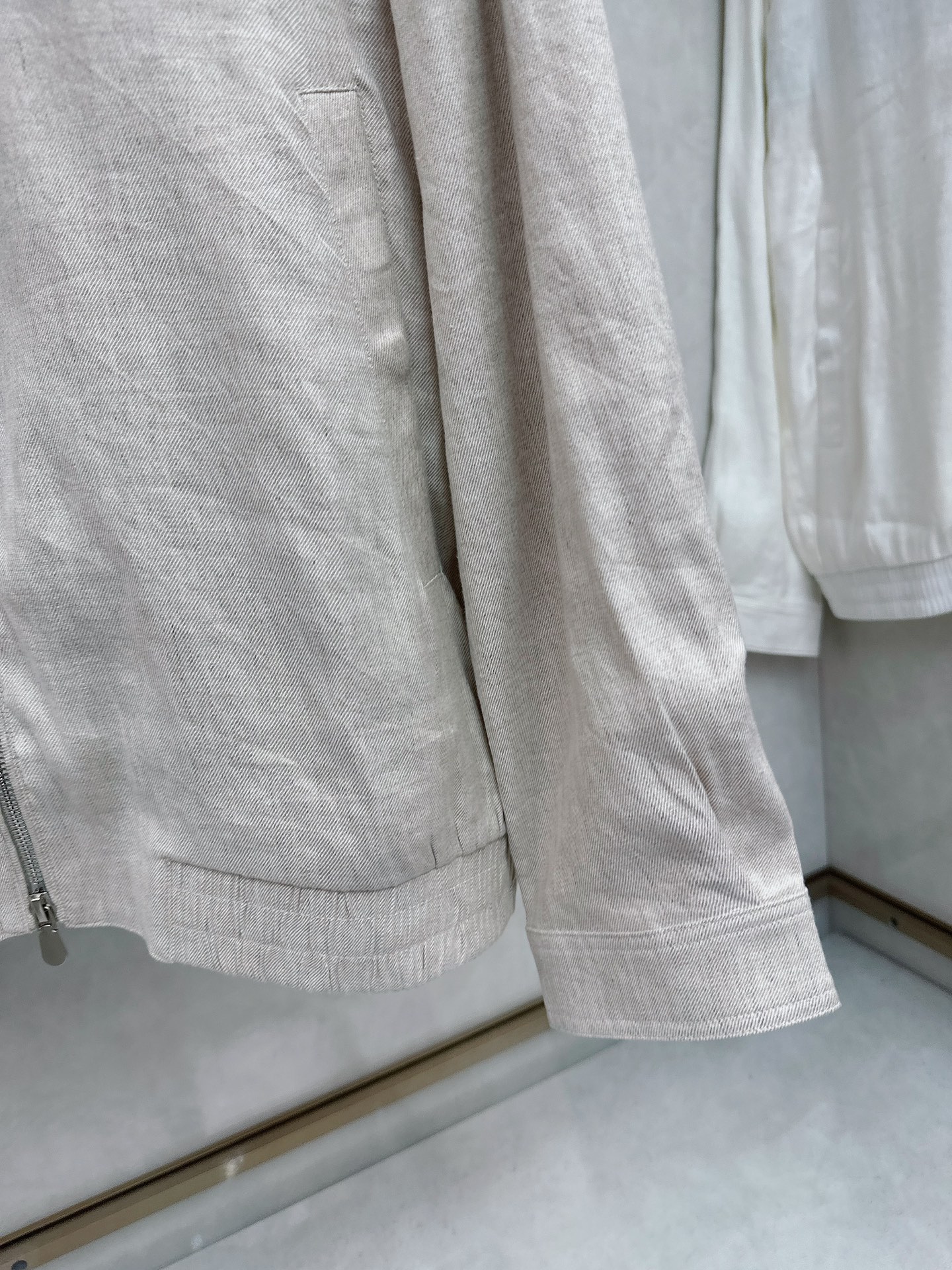  BC 25SS新款棱纹飞行员夹克，这款采用亚麻混纺斜棱纹面料制作的飞行员夹克，将休闲运动风格的廓形与精