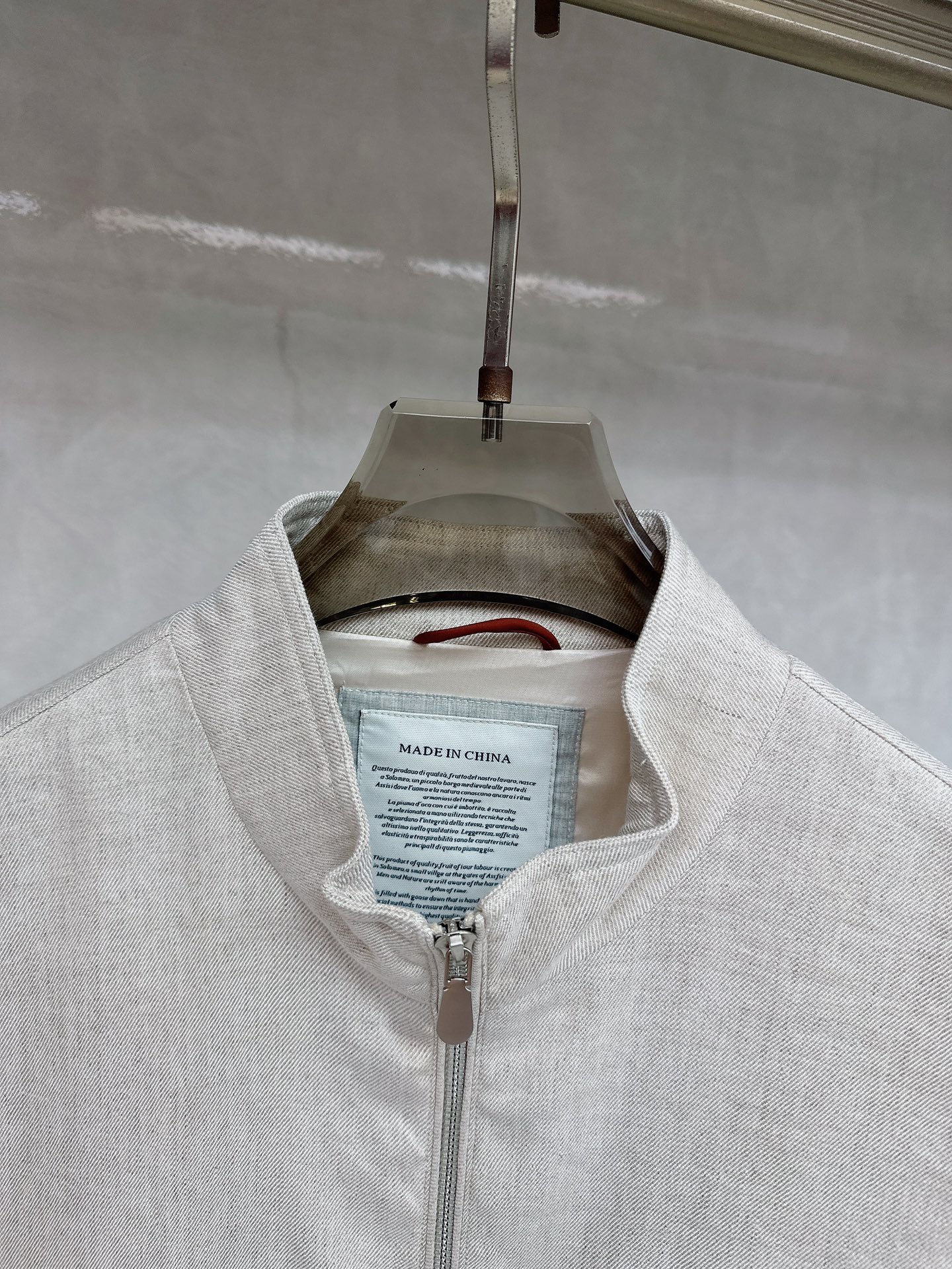  BC 25SS新款棱纹飞行员夹克，这款采用亚麻混纺斜棱纹面料制作的飞行员夹克，将休闲运动风格的廓形与精