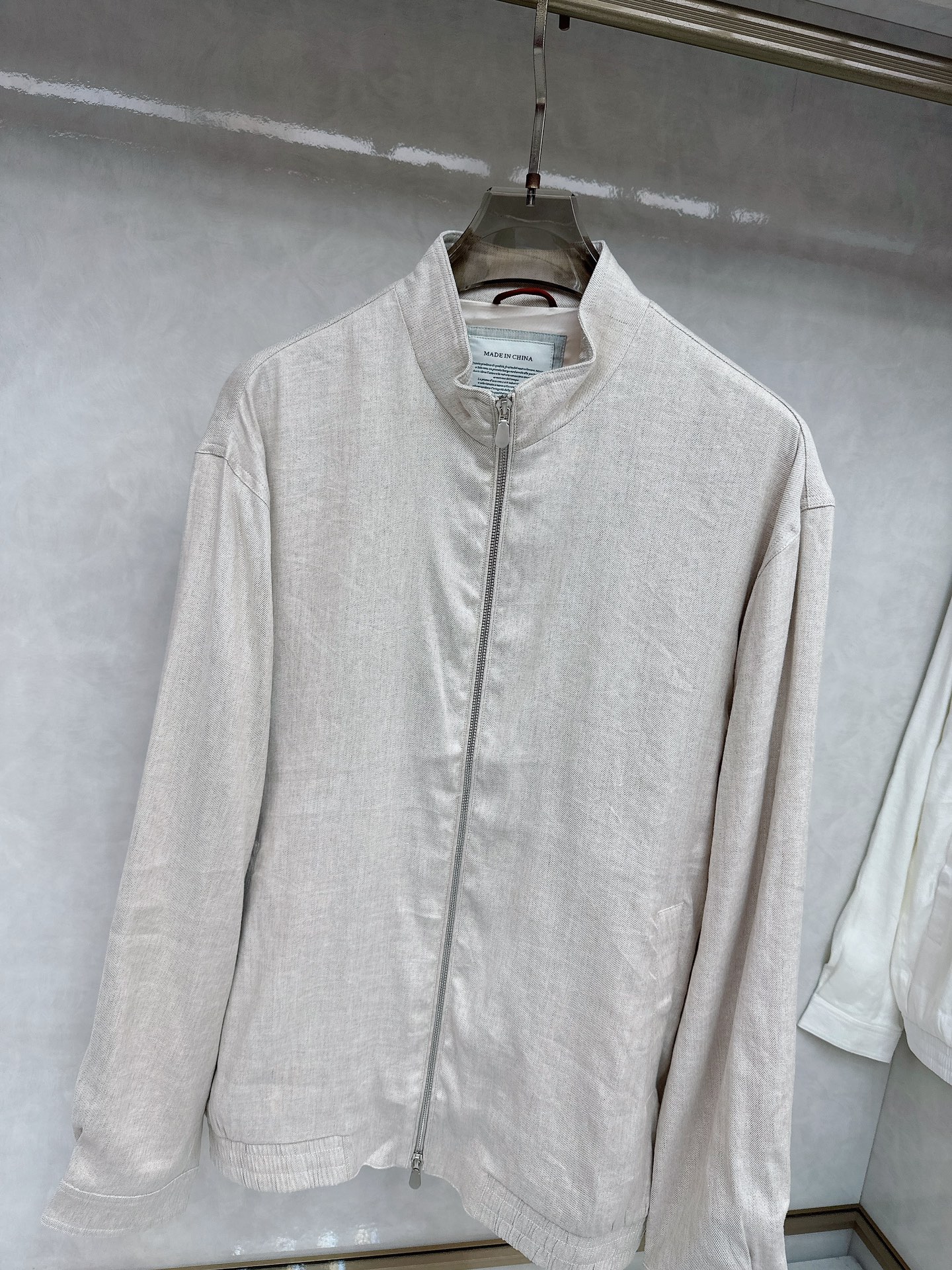  BC 25SS新款棱纹飞行员夹克，这款采用亚麻混纺斜棱纹面料制作的飞行员夹克，将休闲运动风格的廓形与精