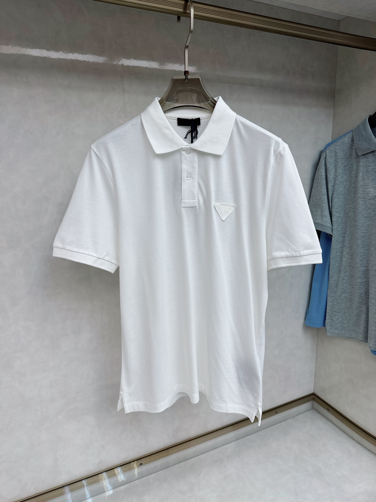  普拉达 2025春夏新款男士翻领衫短袖 柜台同步发售  简洁时尚百搭 高端品质 胸前凹凸logo设计 