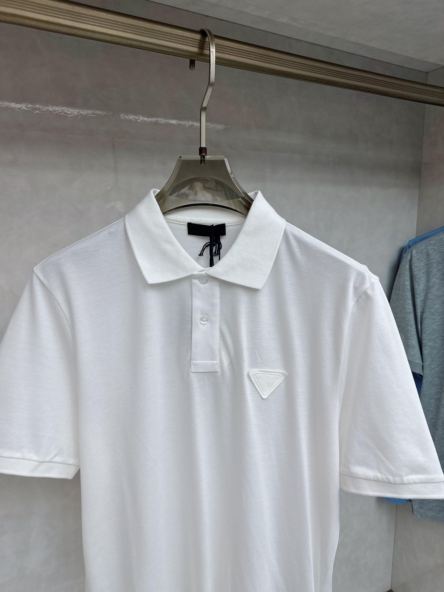  普拉达 2025春夏新款男士翻领衫短袖 柜台同步发售  简洁时尚百搭 高端品质 胸前凹凸logo设计 