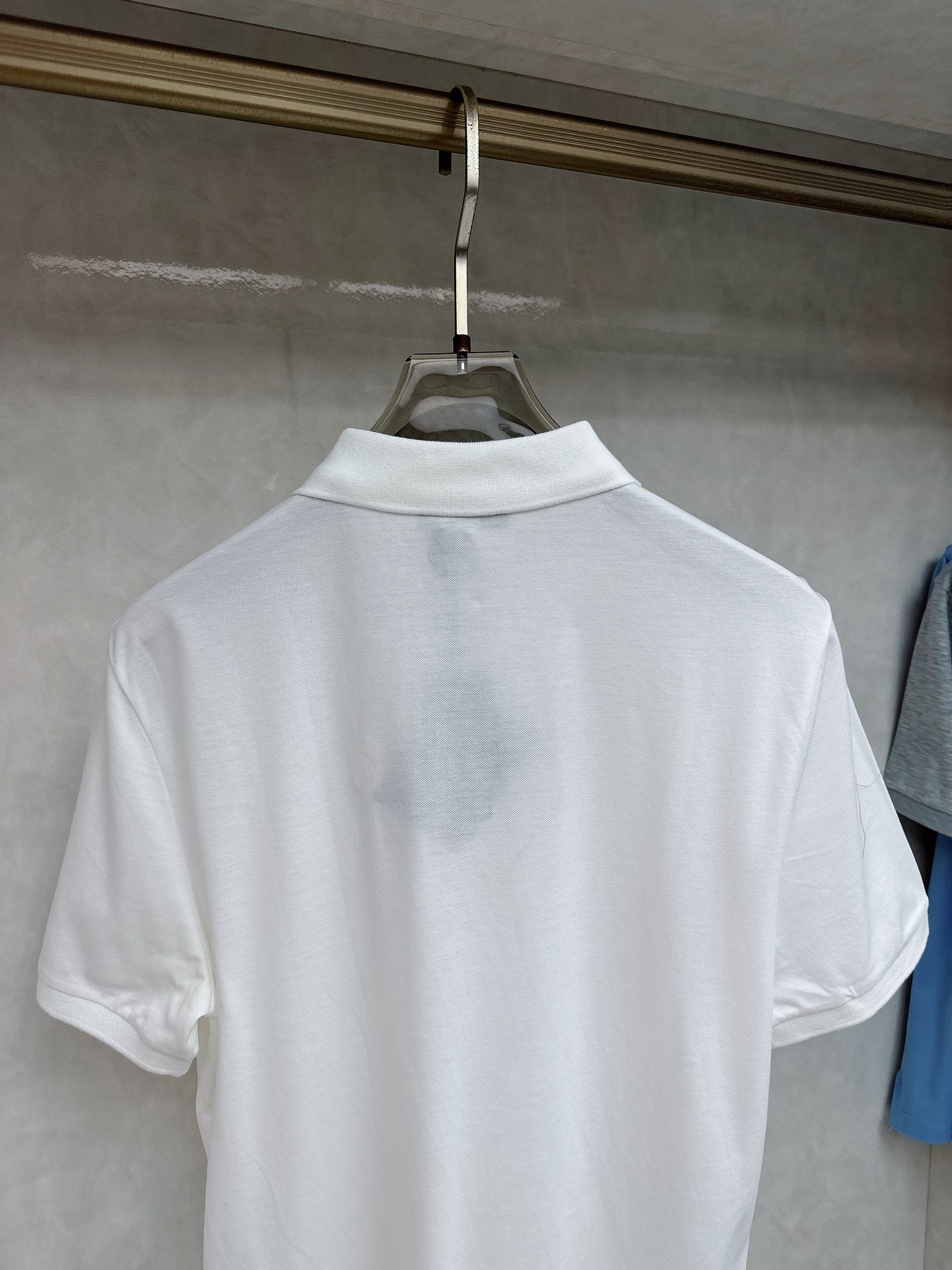  普拉达 2025春夏新款男士翻领衫短袖 柜台同步发售  简洁时尚百搭 高端品质 胸前凹凸logo设计 