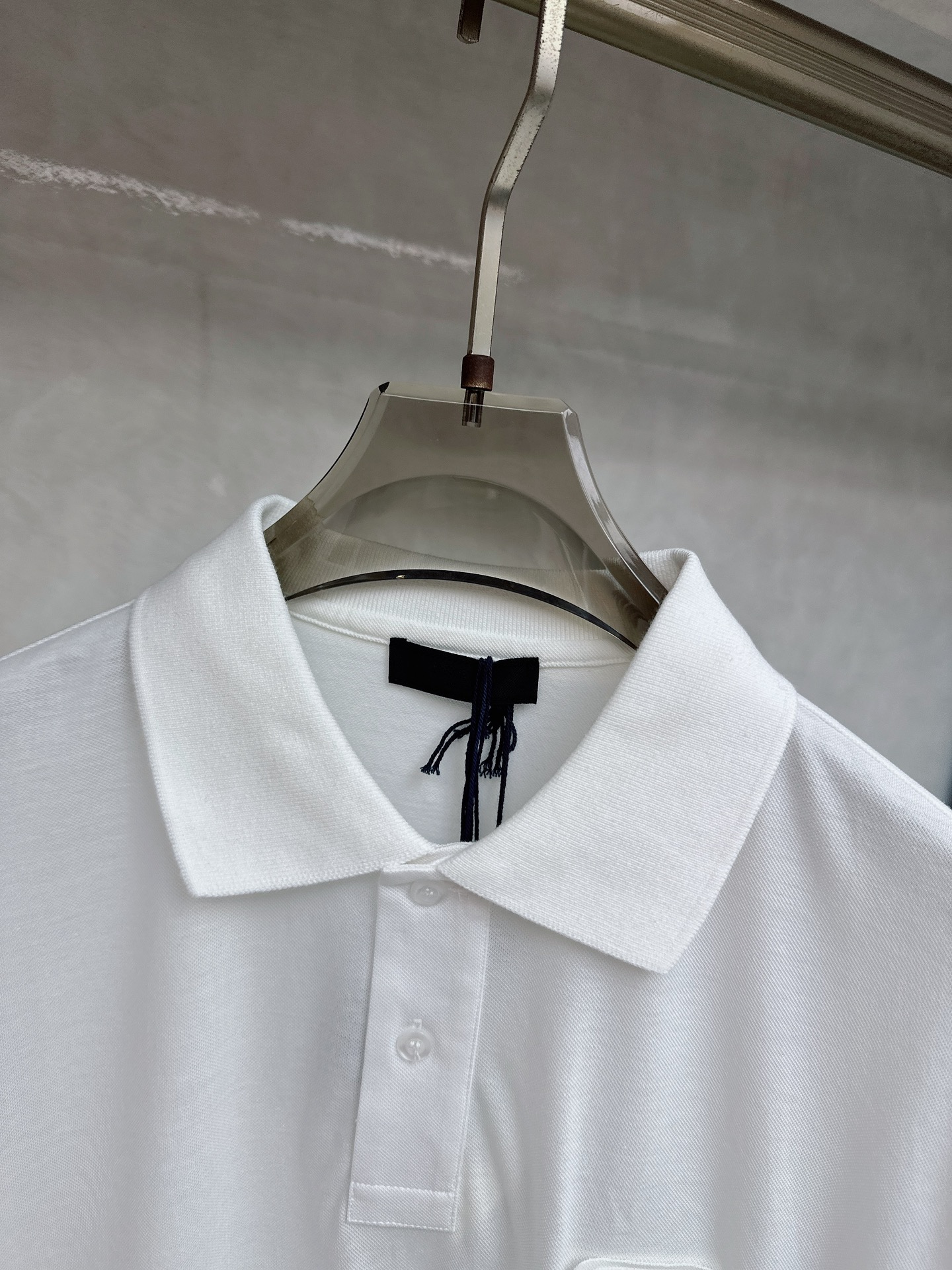  普拉达 2025春夏新款男士翻领衫短袖 柜台同步发售  简洁时尚百搭 高端品质 胸前凹凸logo设计 