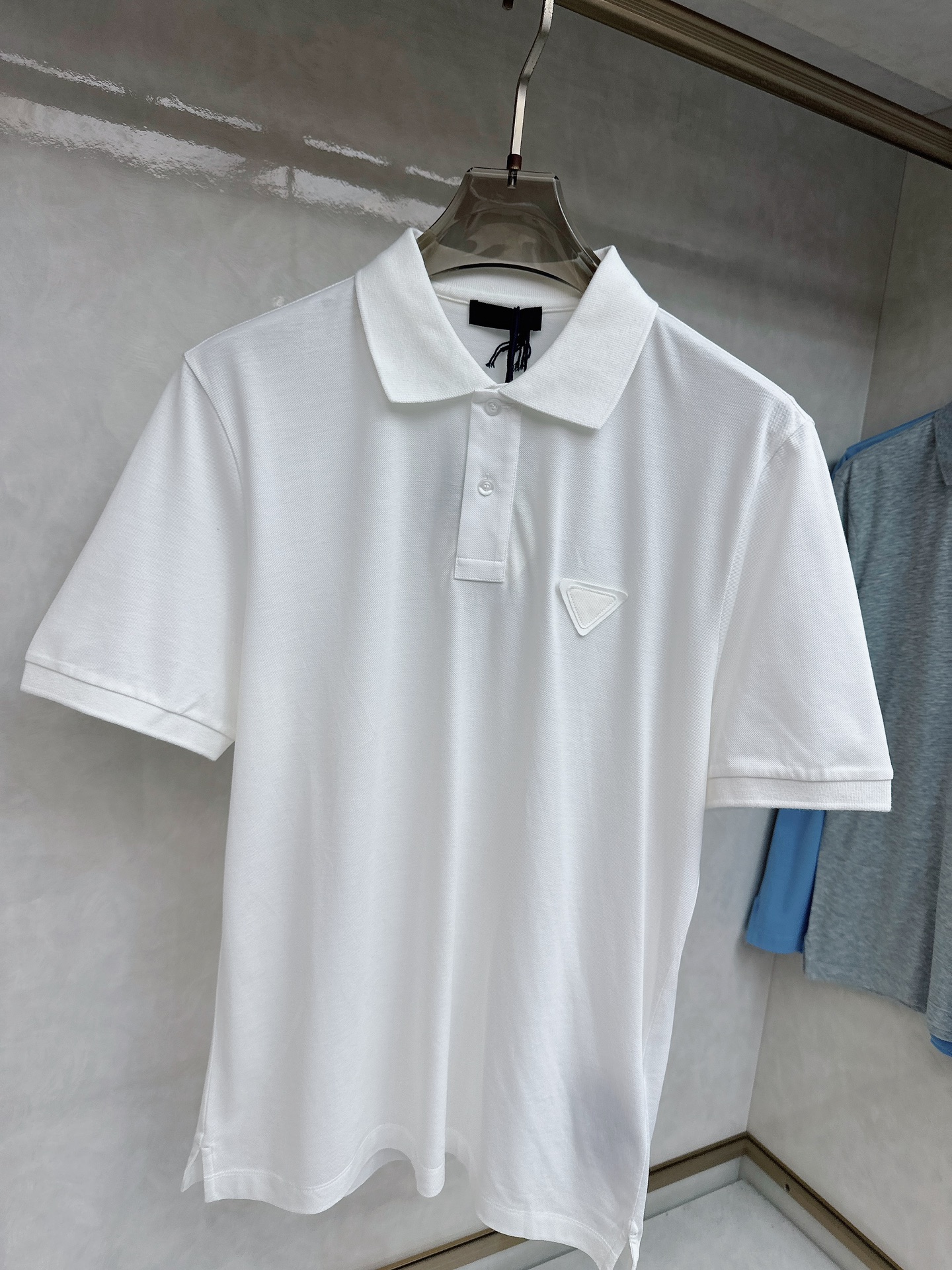  普拉达 2025春夏新款男士翻领衫短袖 柜台同步发售  简洁时尚百搭 高端品质 胸前凹凸logo设计 