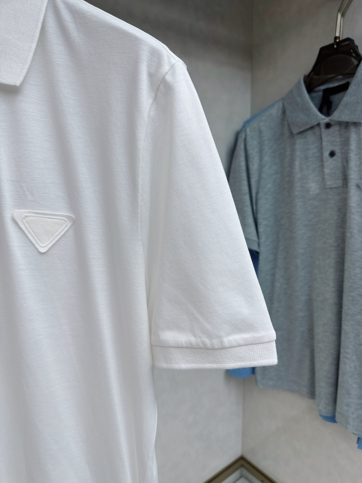  普拉达 2025春夏新款男士翻领衫短袖 柜台同步发售  简洁时尚百搭 高端品质 胸前凹凸logo设计 