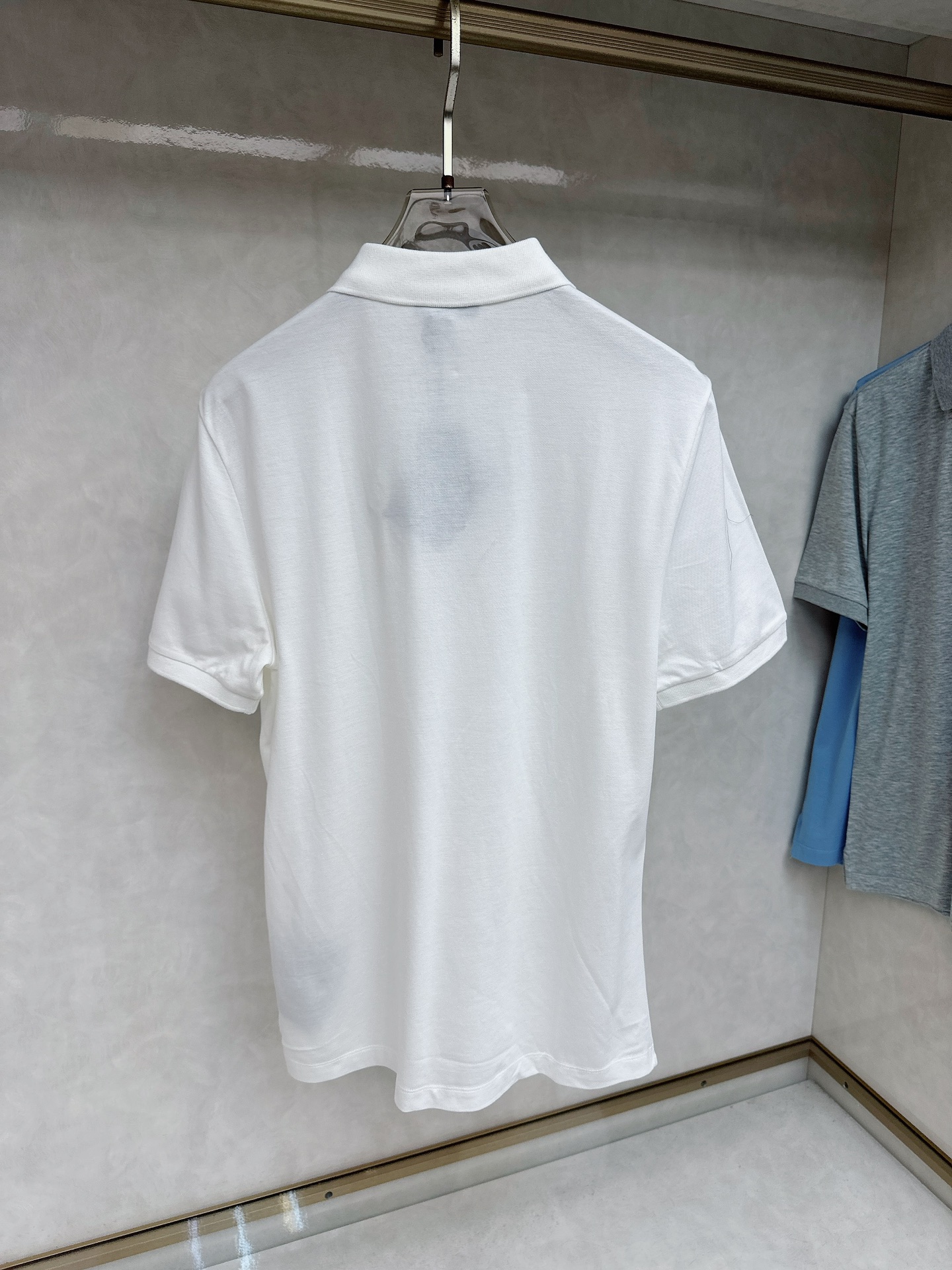  普拉达 2025春夏新款男士翻领衫短袖 柜台同步发售  简洁时尚百搭 高端品质 胸前凹凸logo设计 