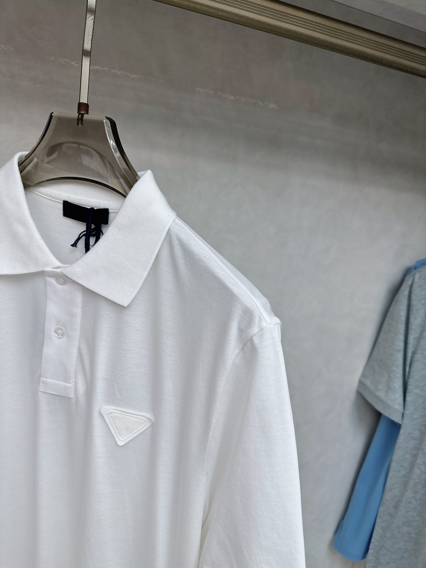  普拉达 2025春夏新款男士翻领衫短袖 柜台同步发售  简洁时尚百搭 高端品质 胸前凹凸logo设计 