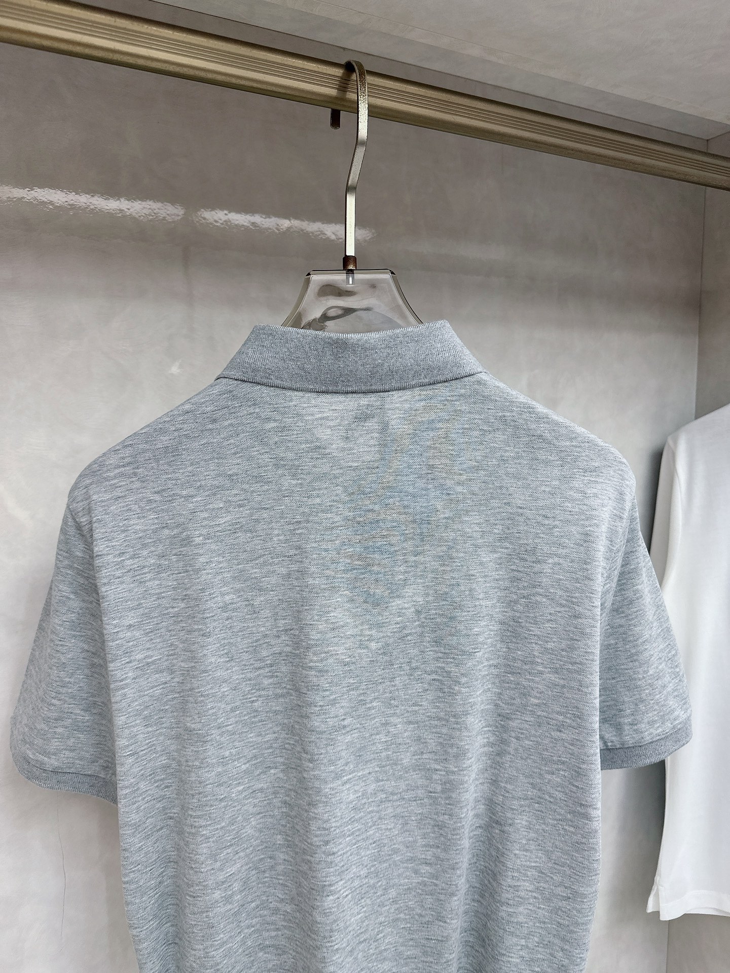  普拉达 2025春夏新款男士翻领衫短袖 柜台同步发售  简洁时尚百搭 高端品质 胸前凹凸logo设计 