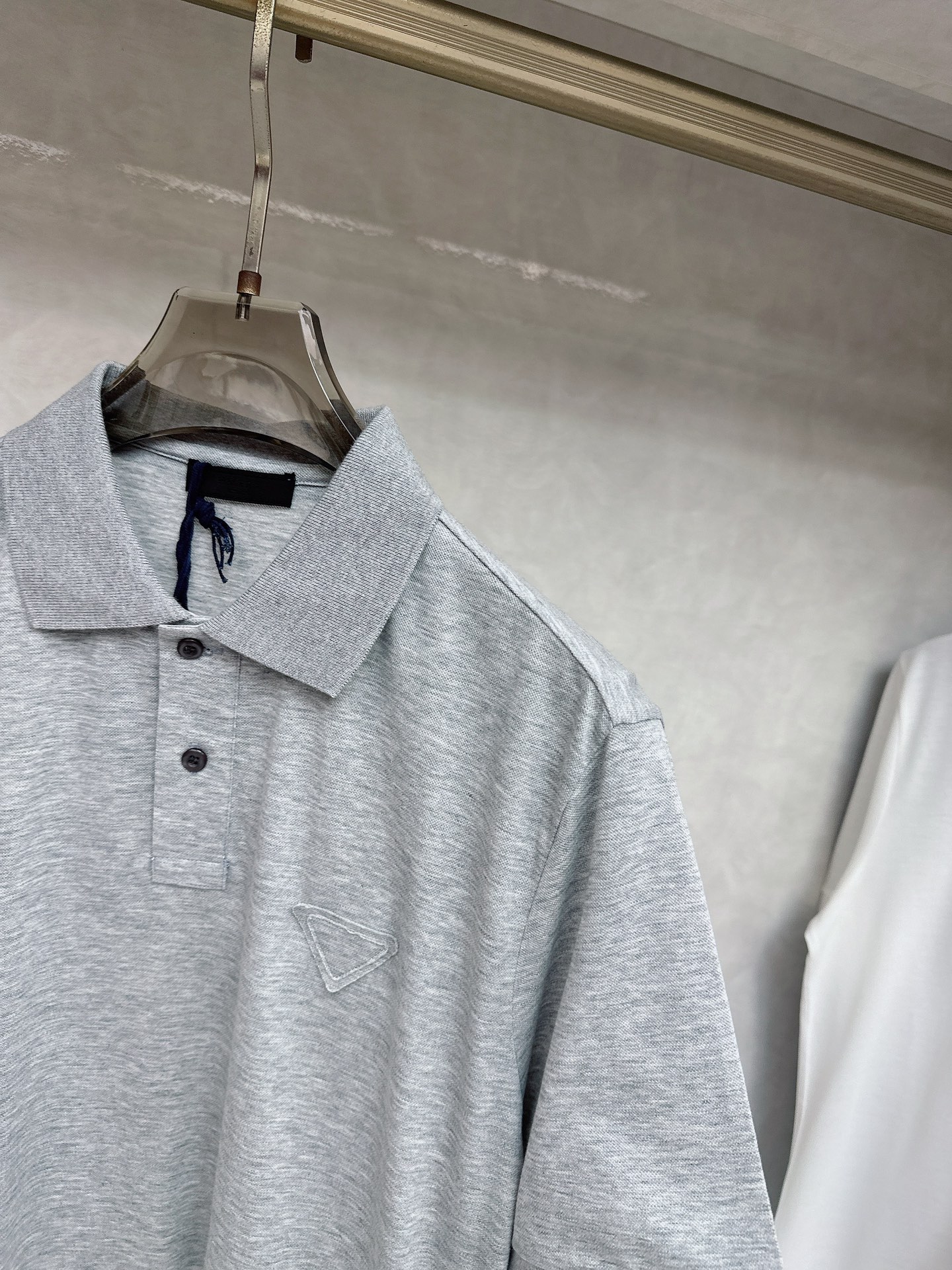  普拉达 2025春夏新款男士翻领衫短袖 柜台同步发售  简洁时尚百搭 高端品质 胸前凹凸logo设计 