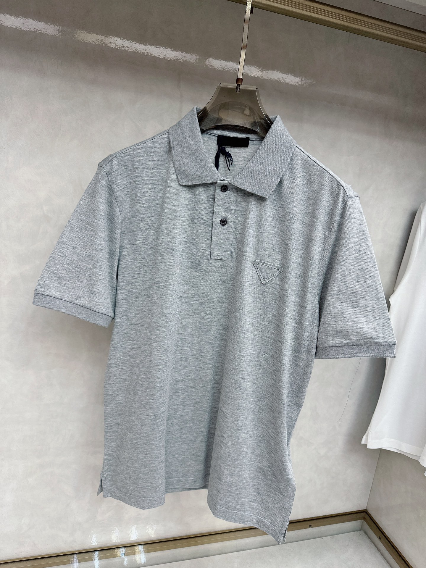  普拉达 2025春夏新款男士翻领衫短袖 柜台同步发售  简洁时尚百搭 高端品质 胸前凹凸logo设计 