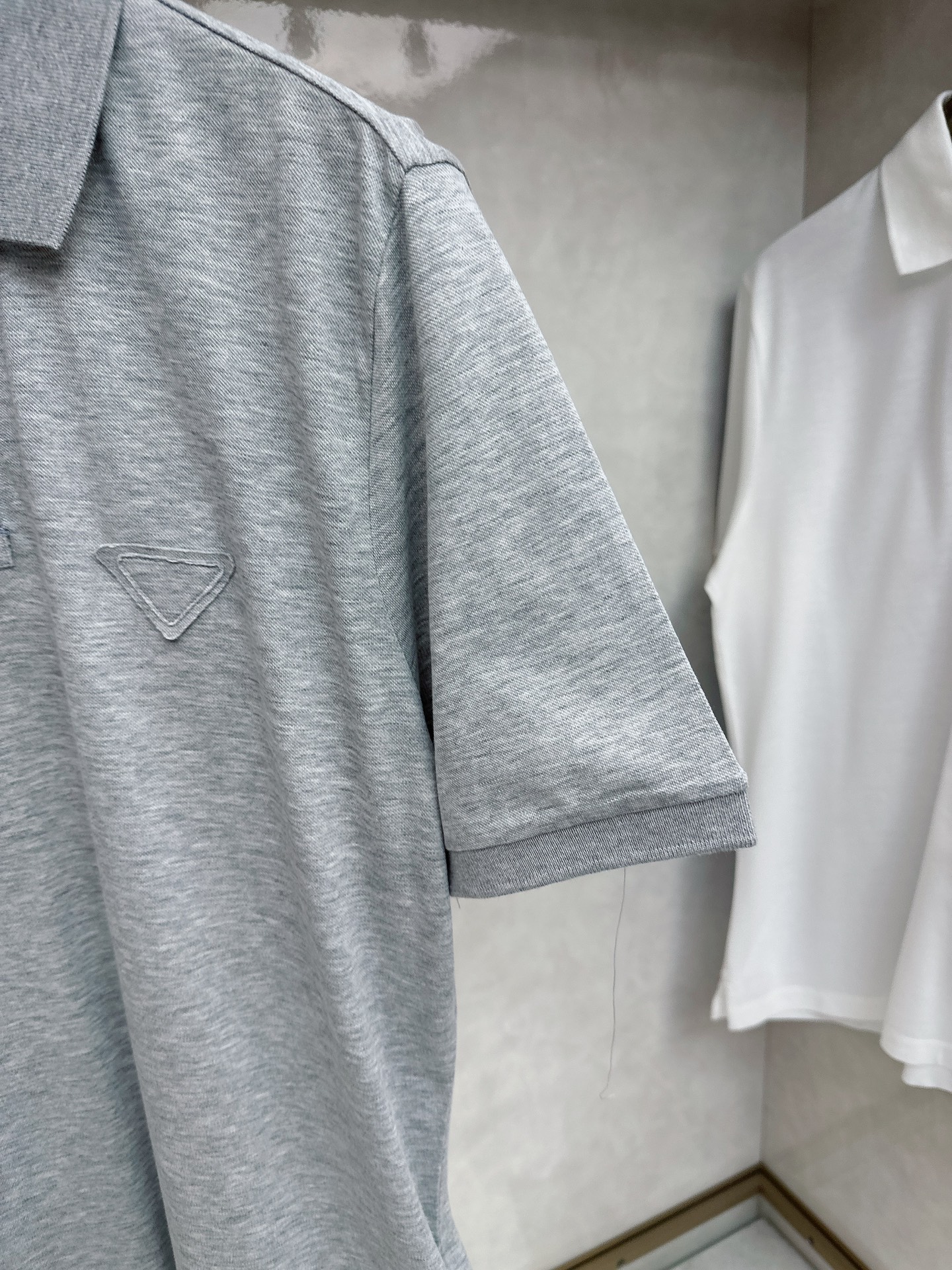  普拉达 2025春夏新款男士翻领衫短袖 柜台同步发售  简洁时尚百搭 高端品质 胸前凹凸logo设计 