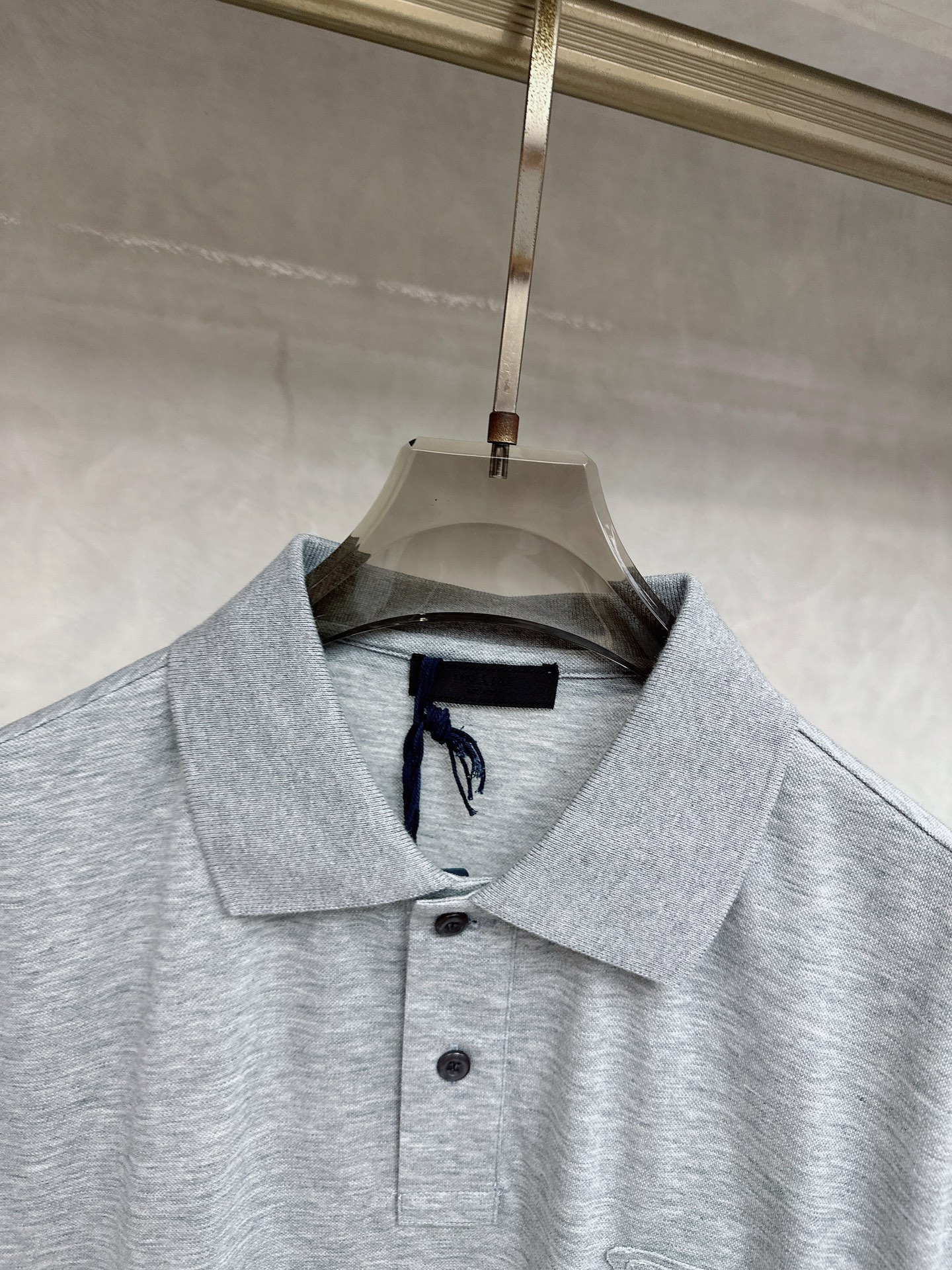  普拉达 2025春夏新款男士翻领衫短袖 柜台同步发售  简洁时尚百搭 高端品质 胸前凹凸logo设计 