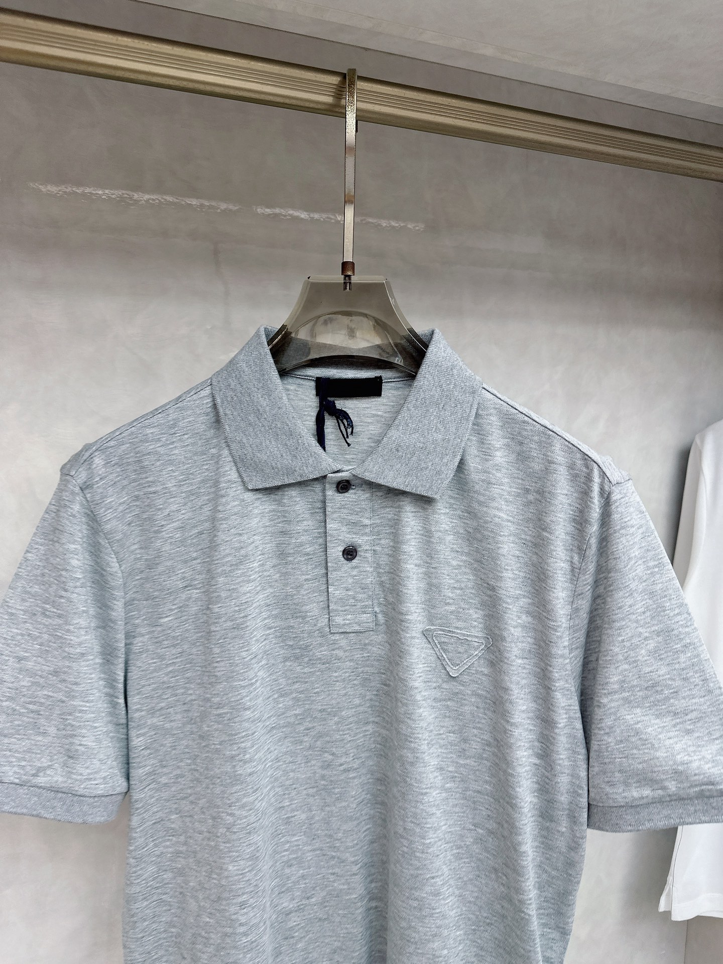  普拉达 2025春夏新款男士翻领衫短袖 柜台同步发售  简洁时尚百搭 高端品质 胸前凹凸logo设计 