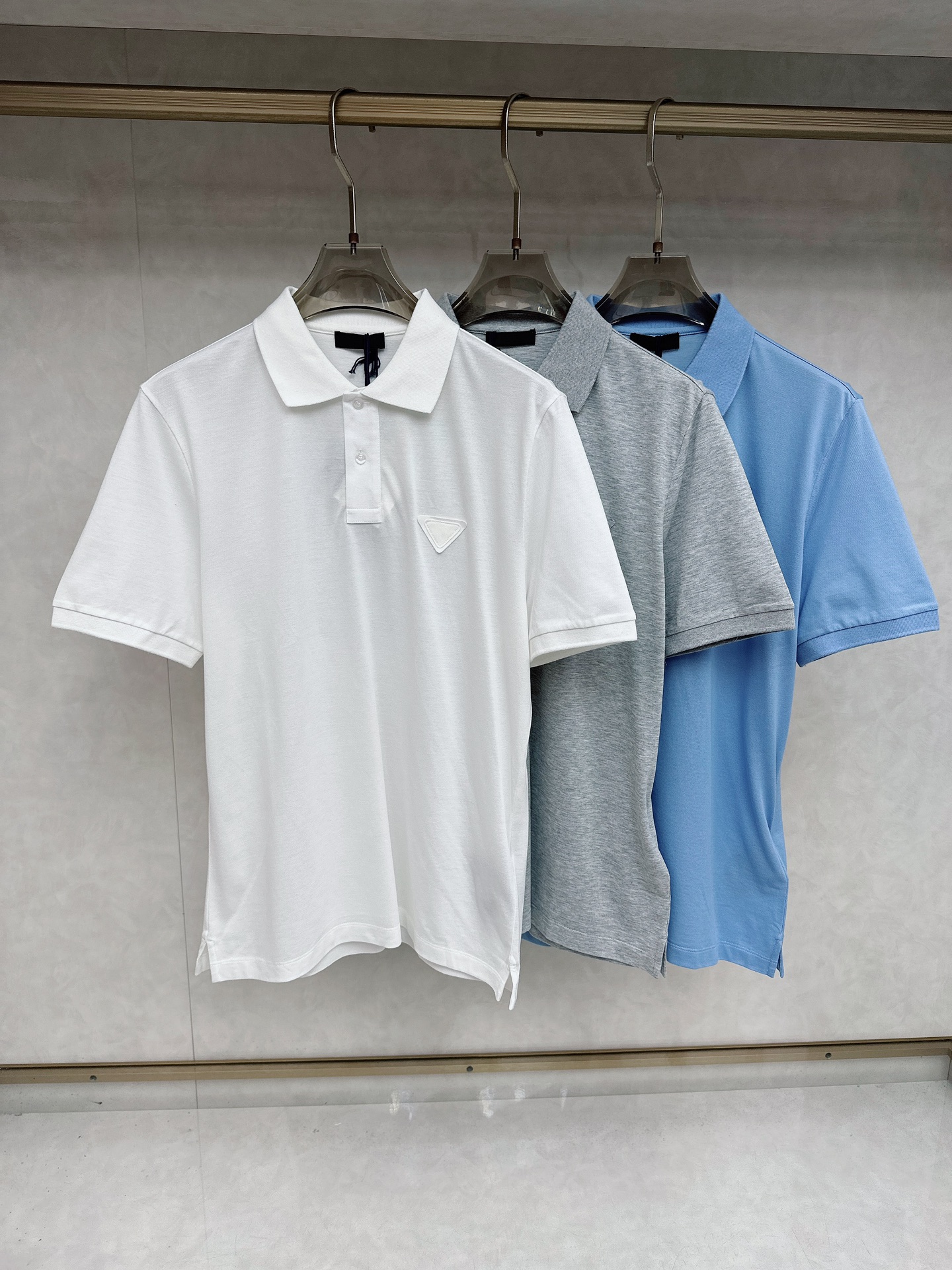  普拉达 2025春夏新款男士翻领衫短袖 柜台同步发售  简洁时尚百搭 高端品质 胸前凹凸logo设计 