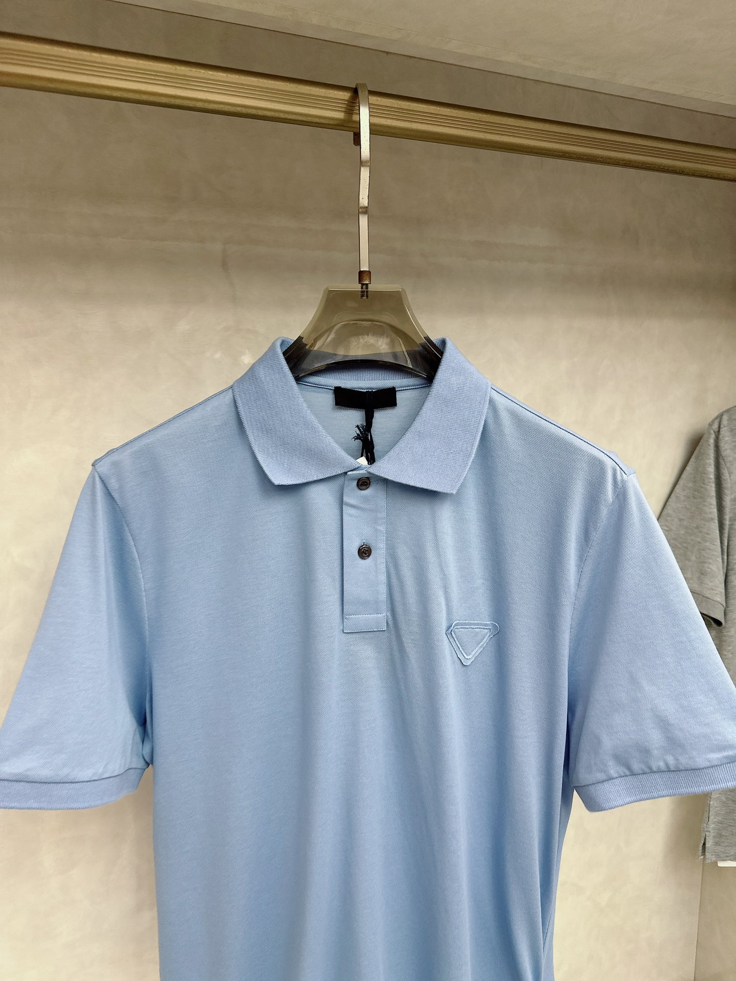  普拉达 2025春夏新款男士翻领衫短袖 柜台同步发售  简洁时尚百搭 高端品质 胸前凹凸logo设计 