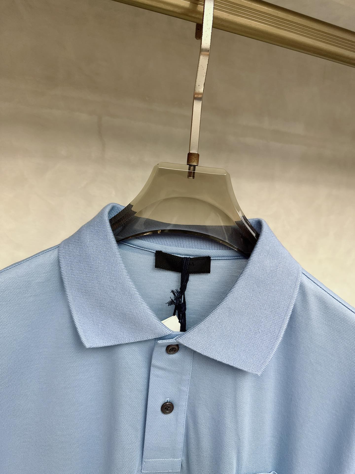  普拉达 2025春夏新款男士翻领衫短袖 柜台同步发售  简洁时尚百搭 高端品质 胸前凹凸logo设计 