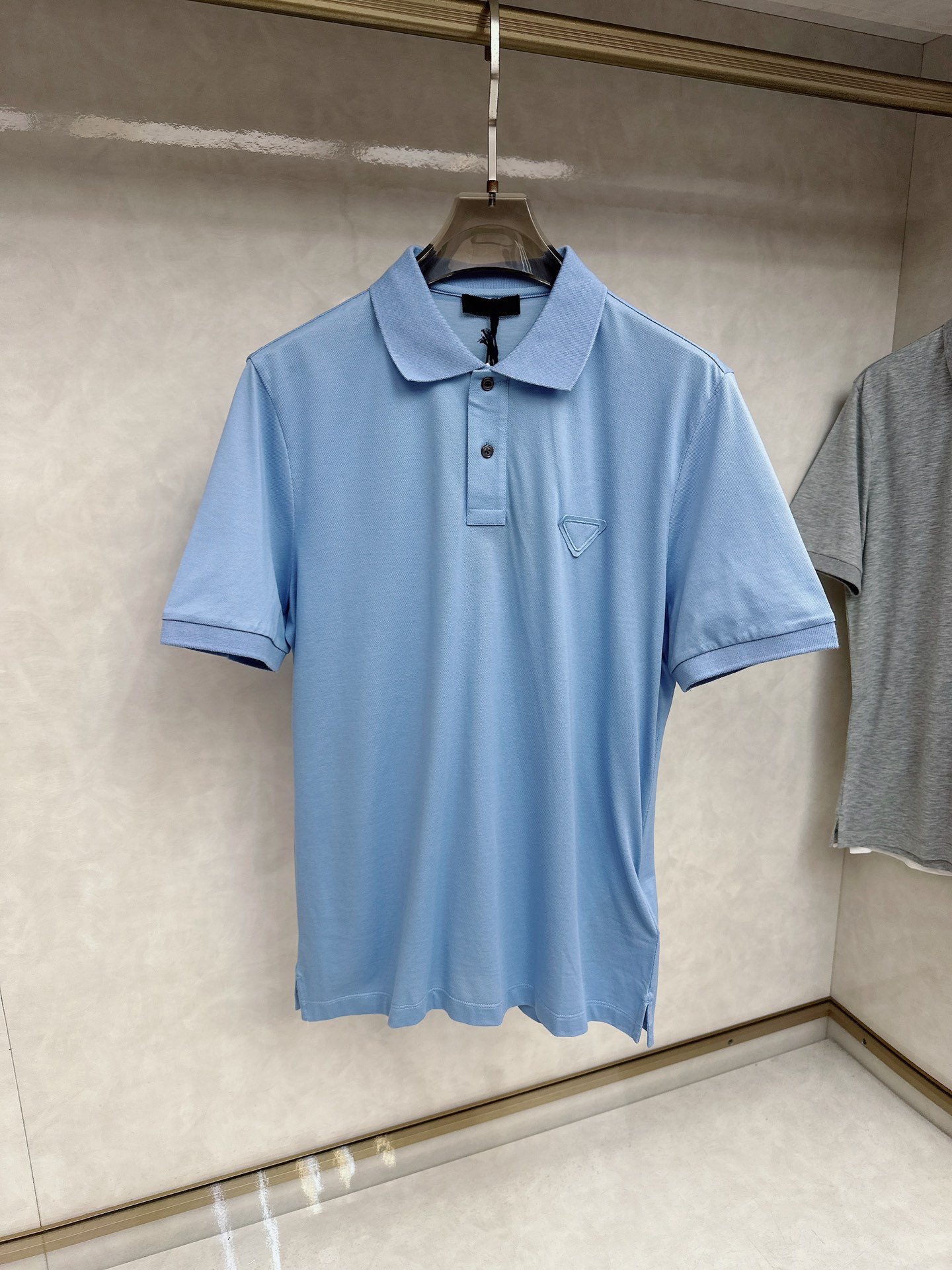  普拉达 2025春夏新款男士翻领衫短袖 柜台同步发售  简洁时尚百搭 高端品质 胸前凹凸logo设计 