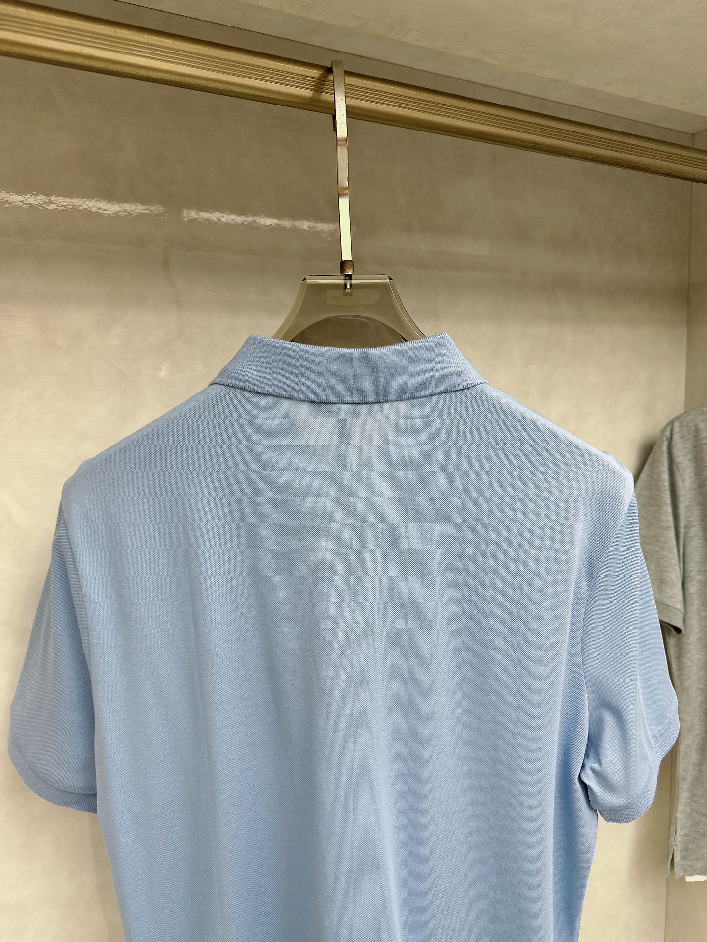  普拉达 2025春夏新款男士翻领衫短袖 柜台同步发售  简洁时尚百搭 高端品质 胸前凹凸logo设计 